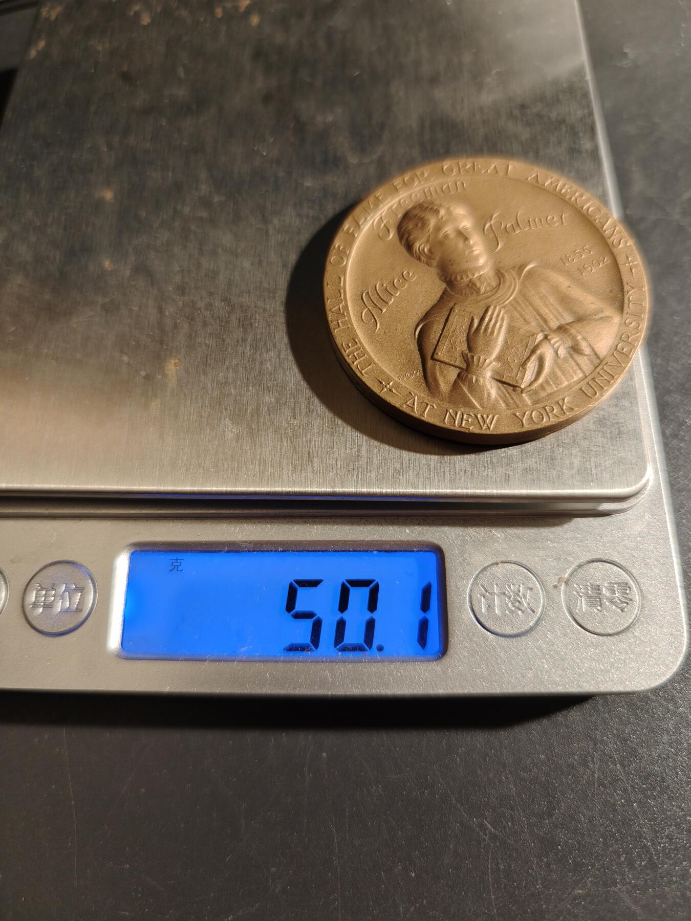 老王徽章第151期 美国纽约大学名人堂大铜章 直径43mm. 重量56.3g.     爱丽丝·弗里曼·帕尔默（1855-1902）是美国著名的教育家，曾任威尔斯利学院（Wellesley College）院长，也是美国大学妇女协会（American Association of University Women）的创始人之一。