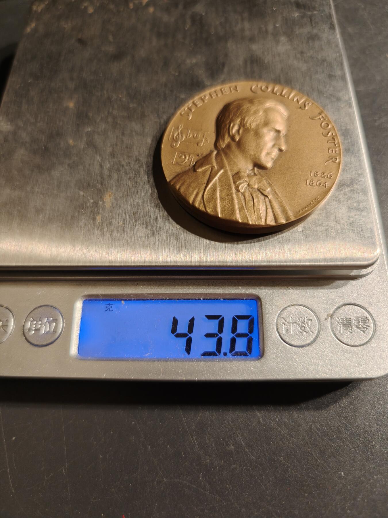 老王徽章第151期 美国纽约大学名人堂大铜章 直径43mm. 重量43.8g.      史蒂芬·柯林斯·福斯特（1826-1864）是美国著名的作曲家和歌曲作家，被誉为“美国音乐之父”之一