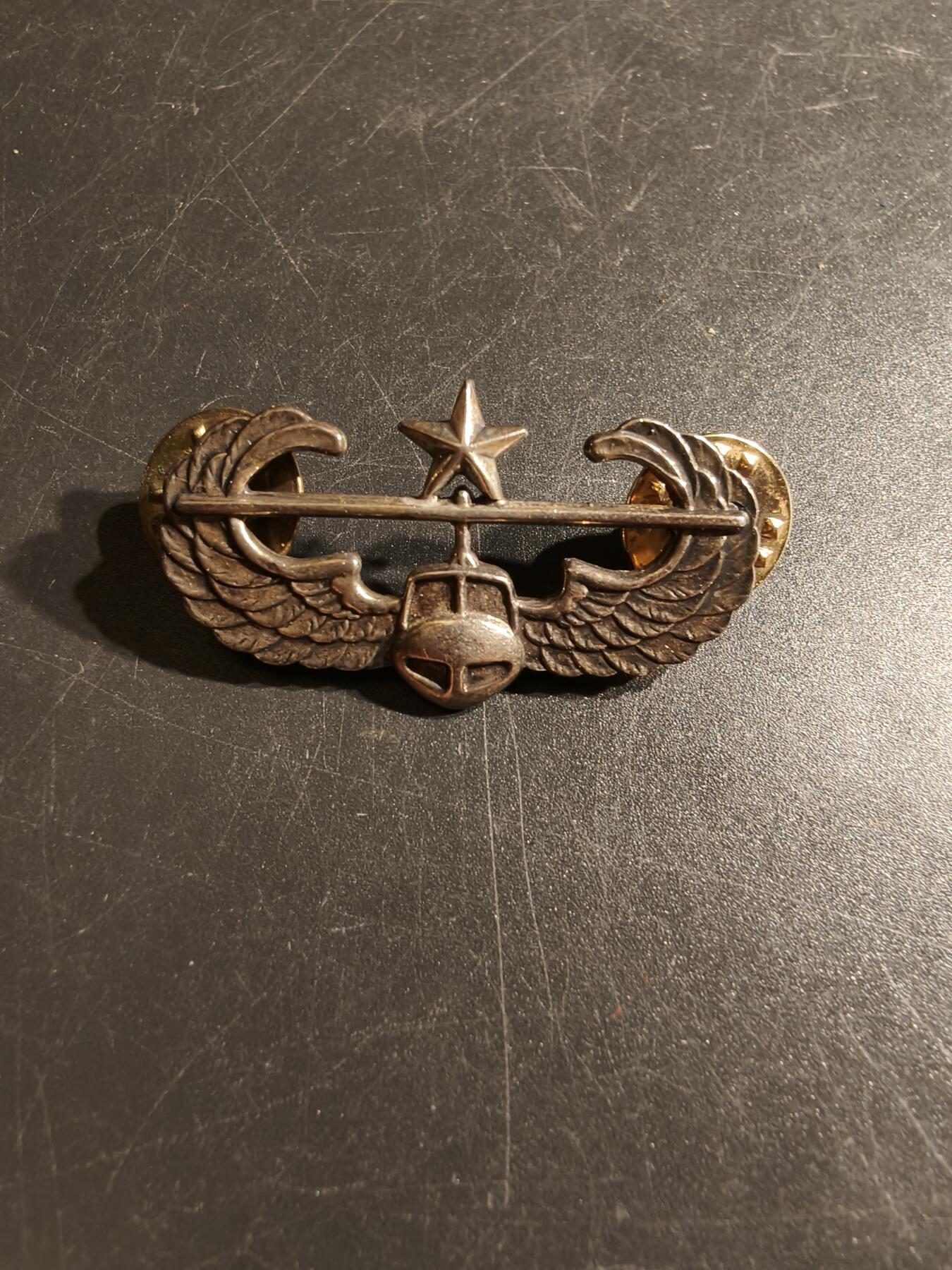 老王徽章第151期 美国陆军航空兵直升机作战空中突击证章    一星勋饰   925银      全尺寸     该章1974年设立起初只授予101空降师官兵，经1978年修改条例成为陆军范围内佩