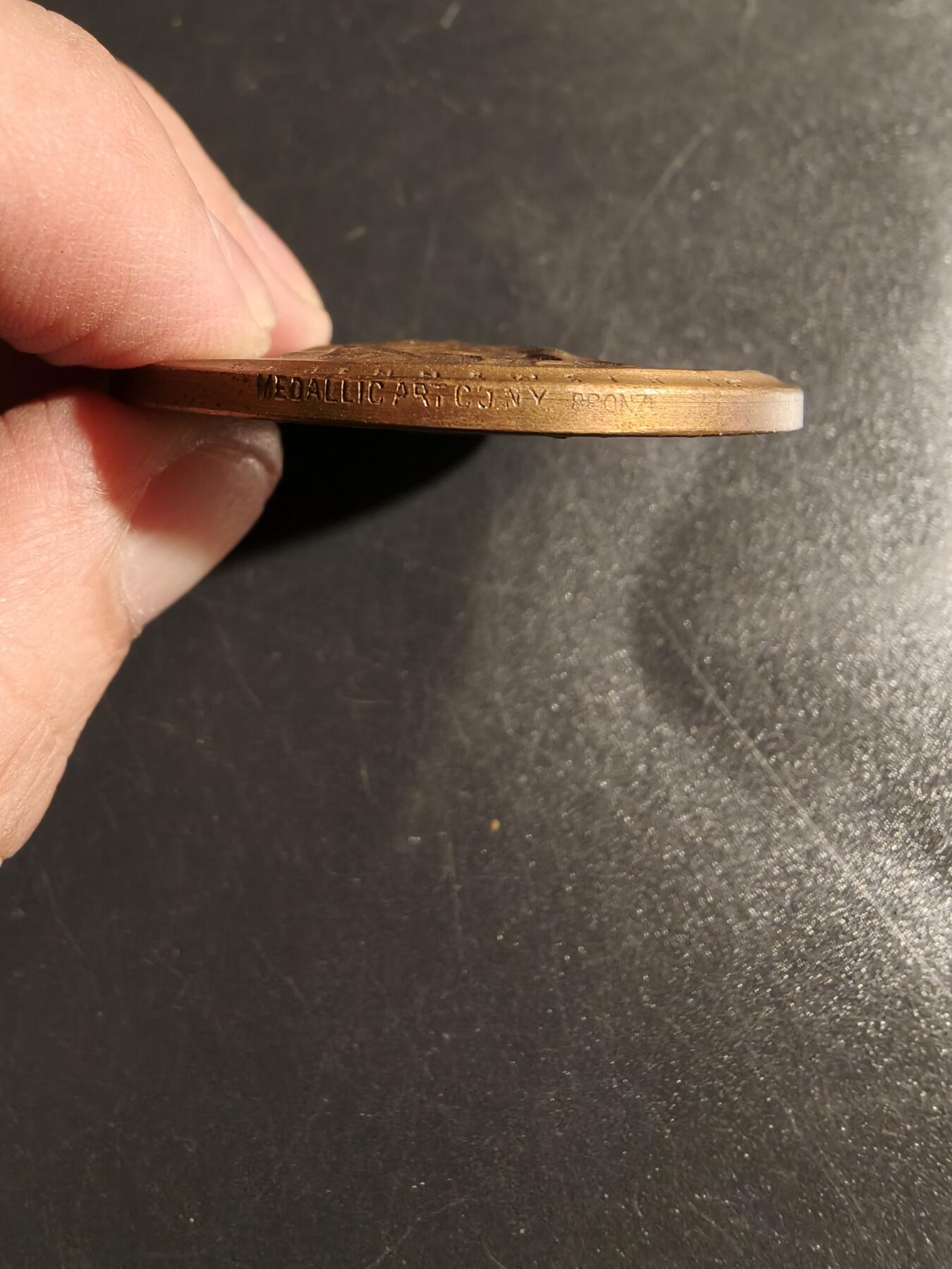 老王徽章第151期 美国纽约大学名人堂大铜章 直径43mm. 重量47.3g.       塞缪尔·摩尔斯是一位美国发明家和画家，最著名的成就是发明了电报和摩尔斯电码。