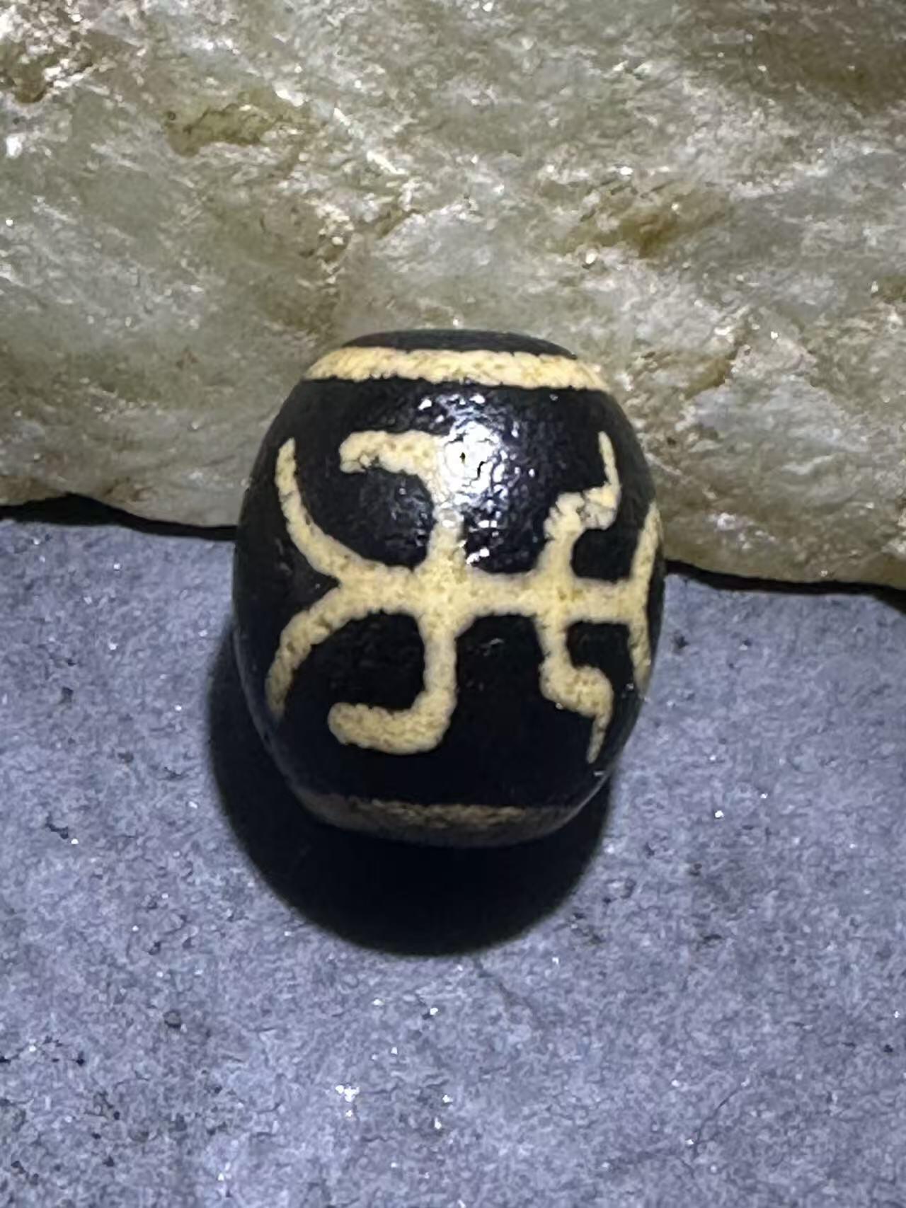 仅此一颗，精品藏传牙黄贵人玛瑙天珠一颗，