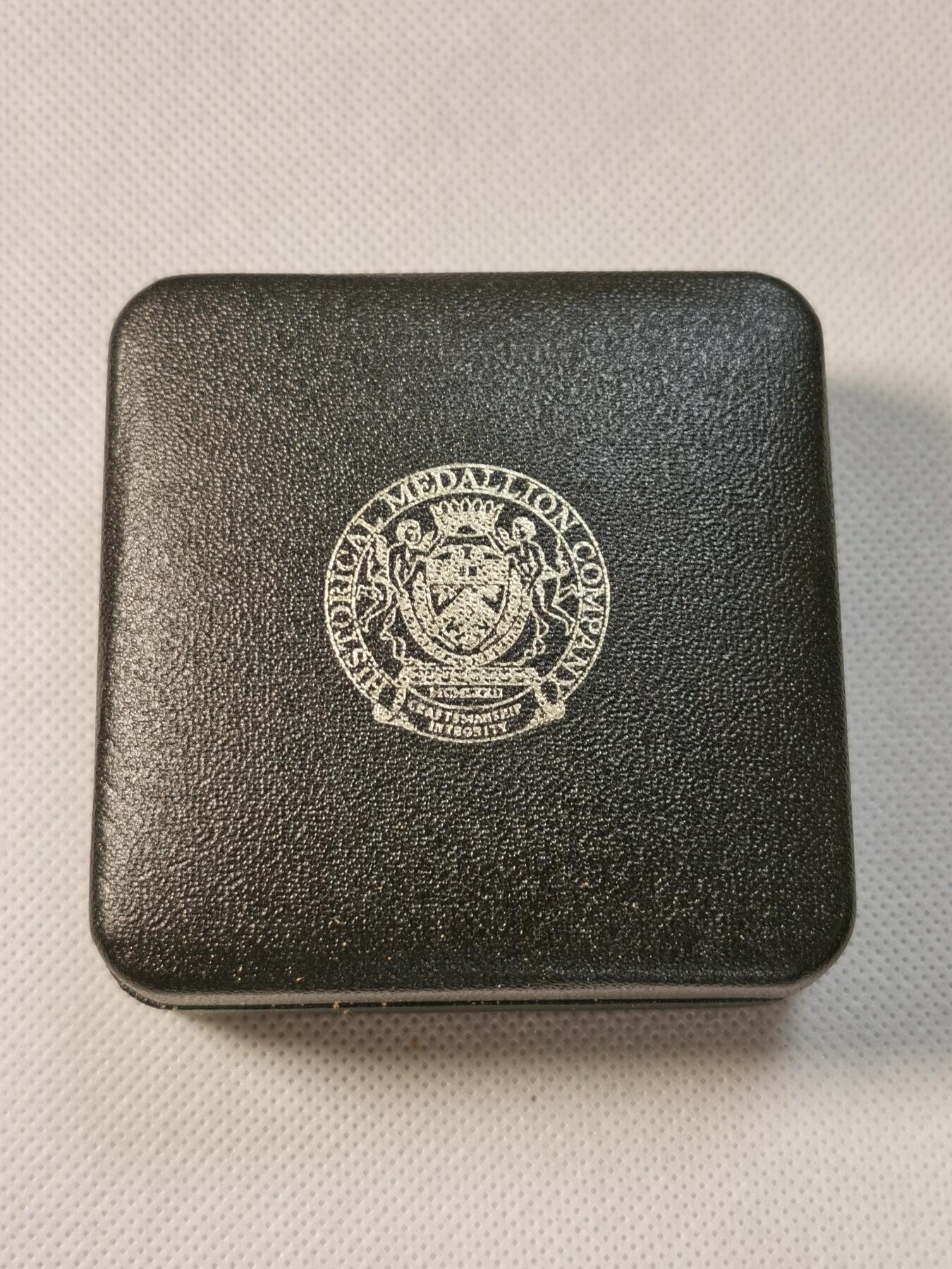 甄臻铺-世界币章拍卖（第35期），送拍享返佣金等优惠多多 1973年伦敦塔桥开通纪念镀金银章，直径51毫米，重54克，正面刻有伦敦塔桥浮雕图案，背面刻有