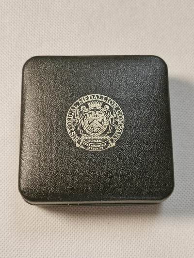 甄臻铺-世界币章拍卖（第35期），送拍享返佣金等优惠多多 - 1973年伦敦塔桥开通纪念镀金银章，直径51毫米，重54克，正面刻有伦敦塔桥浮雕图案，背面刻有"OPENED BY H.M. QUEEN ELIZABETH II IN THE PRESENCE OF THE LORD MAYOR THE LORD MAIS 16th MARCH 1973"字样，伦敦城市联合会发行。原装红色丝绒内衬黑色皮质外盒，品相完好