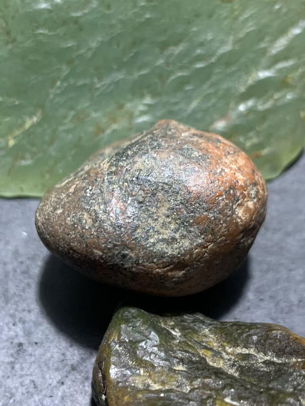精美黑红皮红冻开窗料南红玛瑙原石一颗，