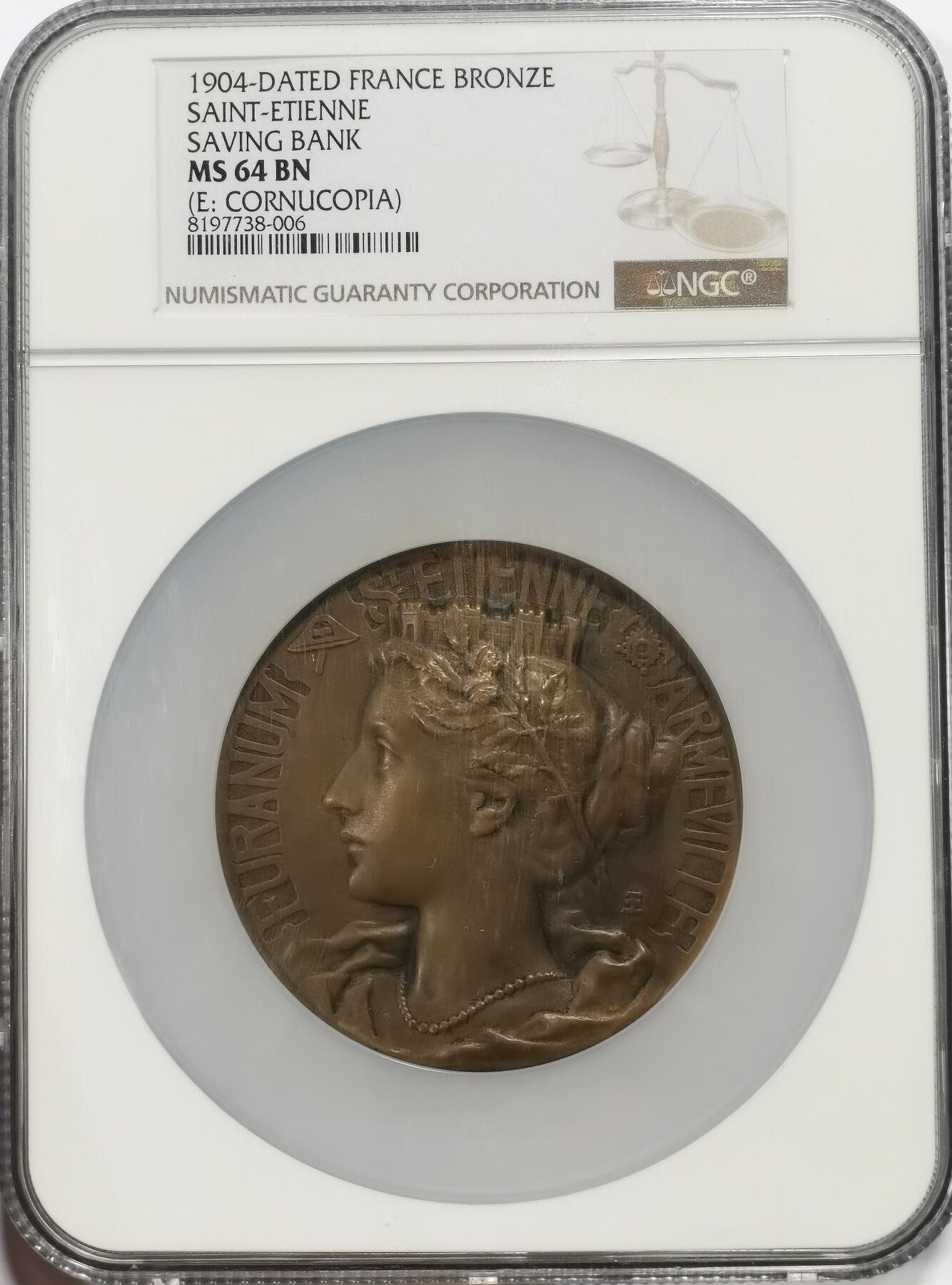 博洋堂“良辰美钰”中秋国庆双节精品专场暨第141期（全场包邮） NGC MS64 法国1904年圣埃蒂安市储蓄银行巨大铜章，67mm，正面经典玛丽安奴高浮雕磨砂雕像，背面城市风景与女神指引财富流动经典麦朵儿风格刻画，加大加厚盒子比镇纸还要厚重！