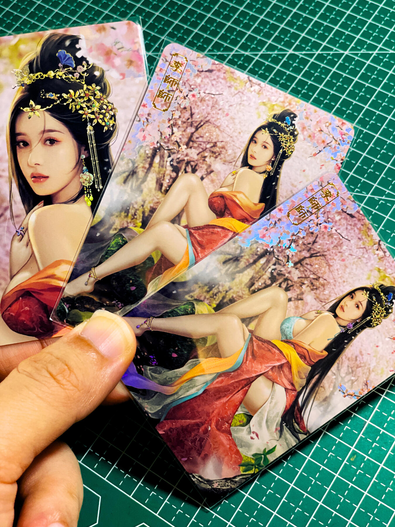 【关注参拍有赠卡】显眼宝33期  9.26日晚21:50结束 【全网限量限定编号】卡将卡牌 绝代芳华 李师师一套三张 彩闪 63*88 