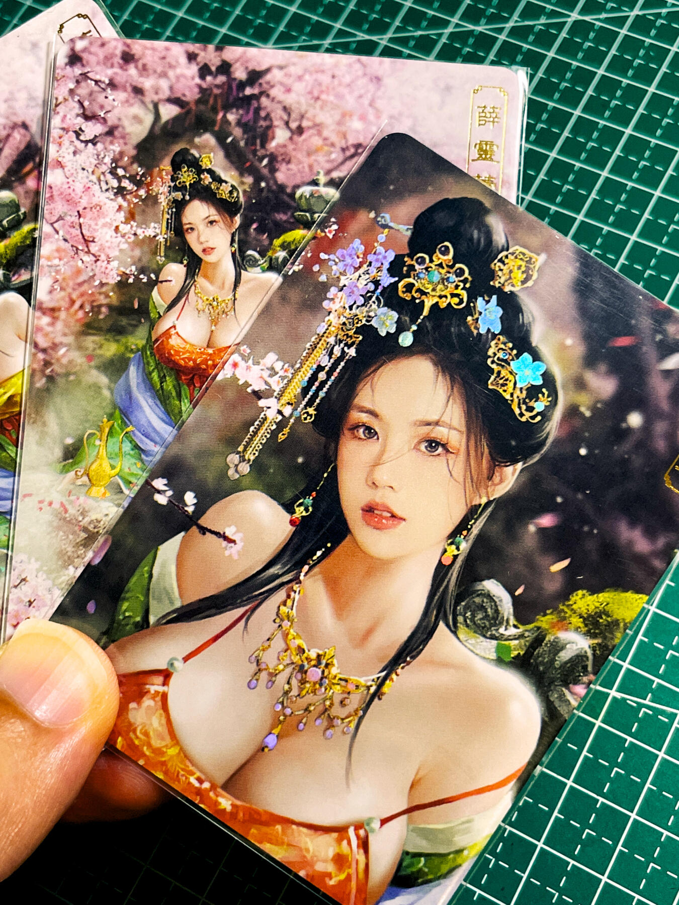 【关注参拍有赠卡】显眼宝33期  9.26日晚21:50结束 【全网限量限定编号】卡将卡牌 绝代芳华 薛灵云 一套三张 彩闪 63*88 