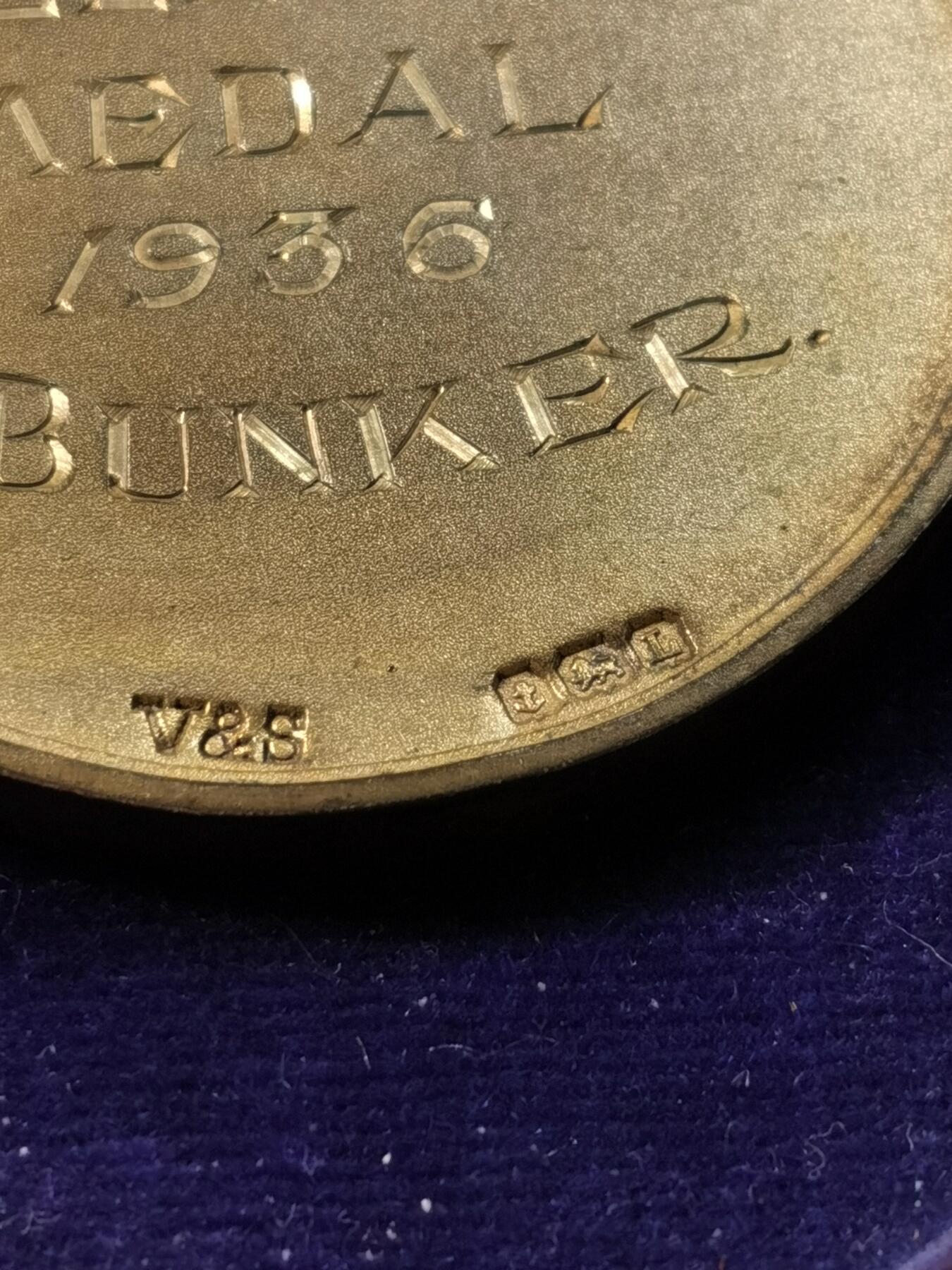 甄臻铺-世界币章拍卖（第35期），送拍享返佣金等优惠多多 1936年C.C.G.C高尔夫俱乐部颁发的Fairlee Scratch镀金银章 金牌，直径约44.6毫米，重40.2克。正面是高尔夫球手挥杆场景，背面刻有