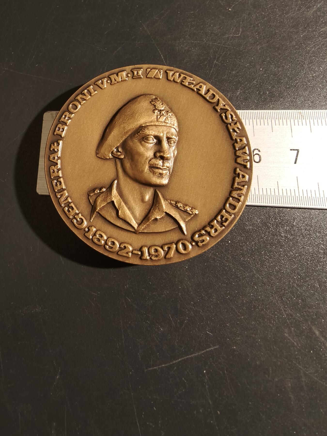 老王徽章第151期 波兰陆军中将瓦迪斯瓦夫·安德斯大铜章     直径58mm.   重量103.5g.    瓦迪斯瓦夫·安德斯（1892-1970）是波兰陆军中将，在第二次世界大战期间指挥波兰军队在中东和意大利作战。﻿ 