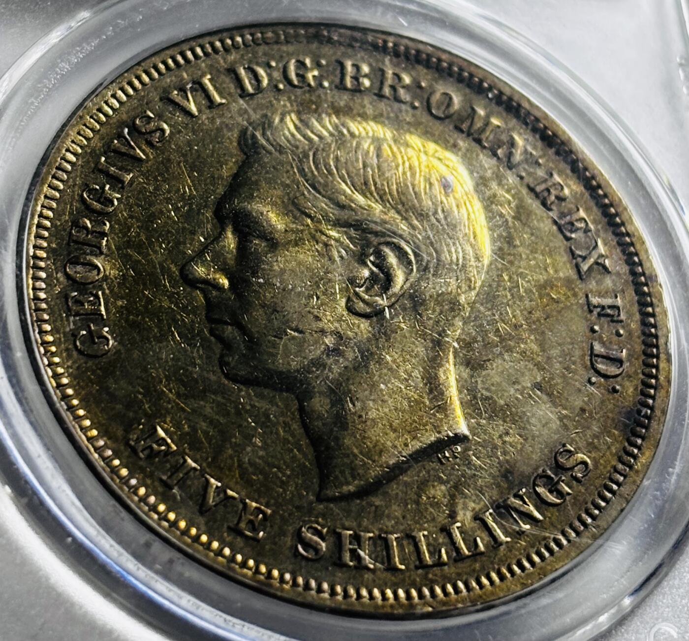 文馨钱币收藏第 273 场， 长期接收代拍品 少见彩金色 1951 年英国乔治六世马剑 1 克朗纪念币，英国最后的马剑，公博评级 MS61 分，双面彩金，光度夺目
