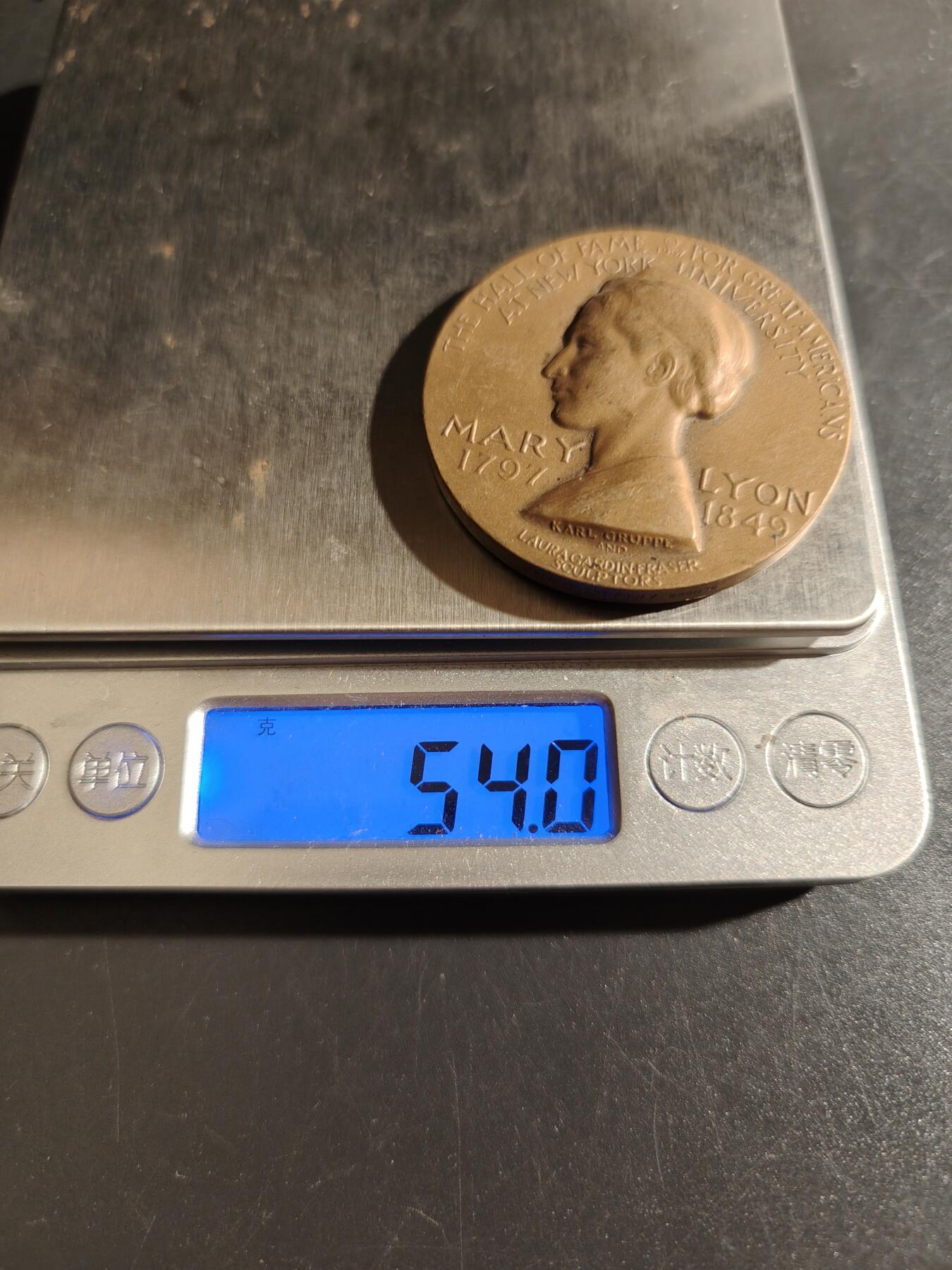 老王徽章第151期 美国纽约大学名人堂大铜章 直径43mm. 重量56.3g.      玛丽·莱昂（1797-1849）是美国著名的教育家，她于1837年创立了蒙特霍利奥克女子神学院（Mount Holyoke Female Seminary），该学院是美国女子高等教育机构的典范。﻿