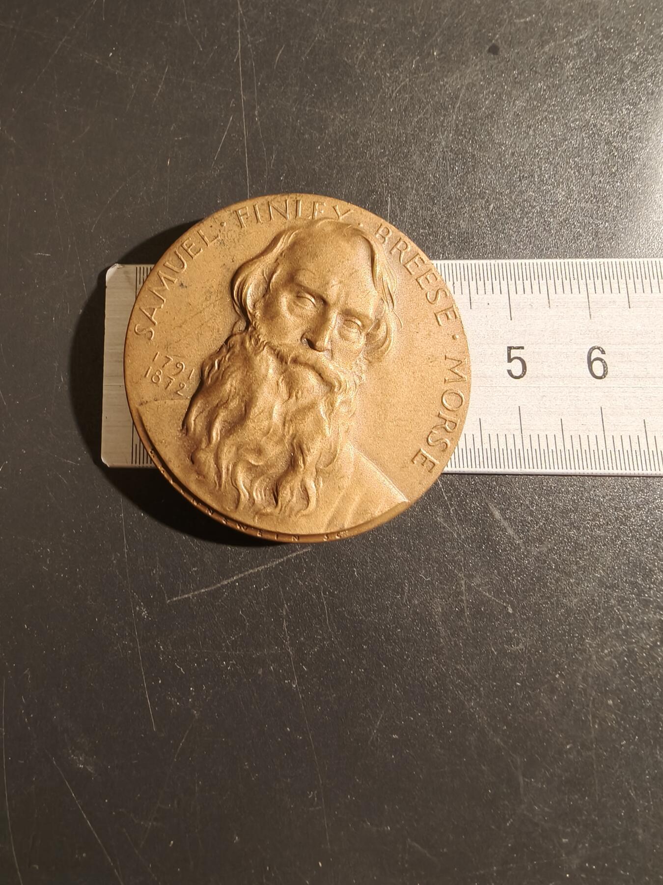 老王徽章第151期 美国纽约大学名人堂大铜章 直径43mm. 重量47.3g.       塞缪尔·摩尔斯是一位美国发明家和画家，最著名的成就是发明了电报和摩尔斯电码。