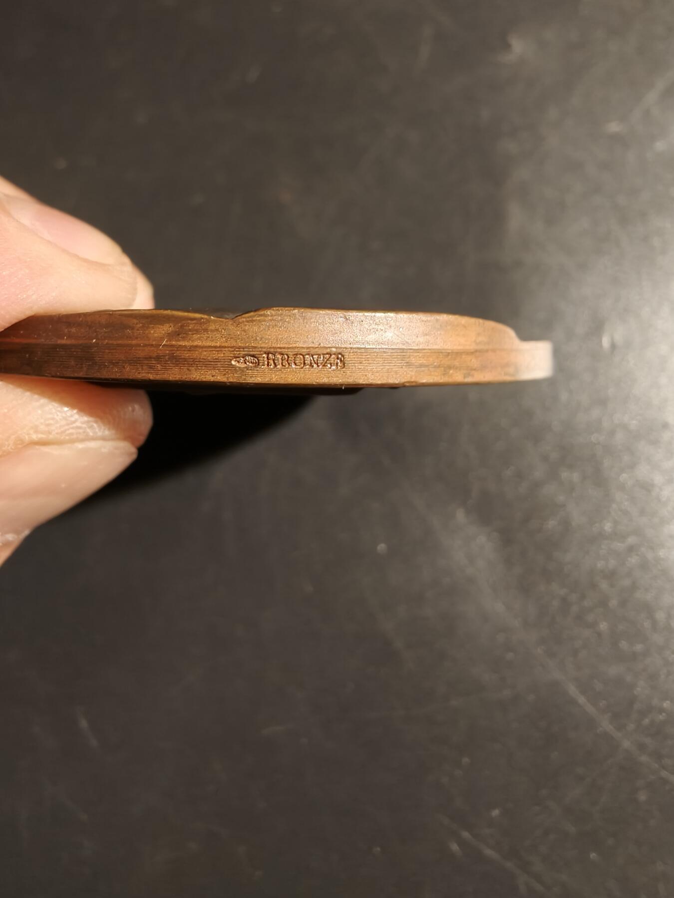 老王徽章第151期 法国将军马克西姆·魏刚大铜章     直径68mm.   重量134.4g.     马克西姆·魏刚（1867-1965）是法国陆军将领，在一战和二战期间都发挥了重要作用。他以在第一次世界大战中担任费迪南德·福煦元帅的参谋长而闻名，并在第二次世界大战初期被任命为法国武装部队总司令。