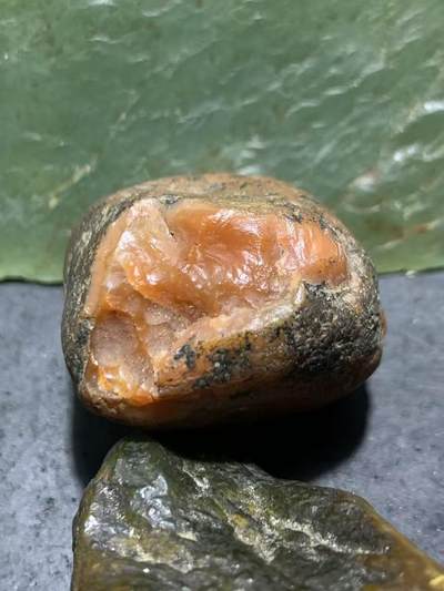 精美黑红皮红冻开窗料南红玛瑙原石一颗， - 精美黑红皮红冻开窗料南红玛瑙原石一颗，