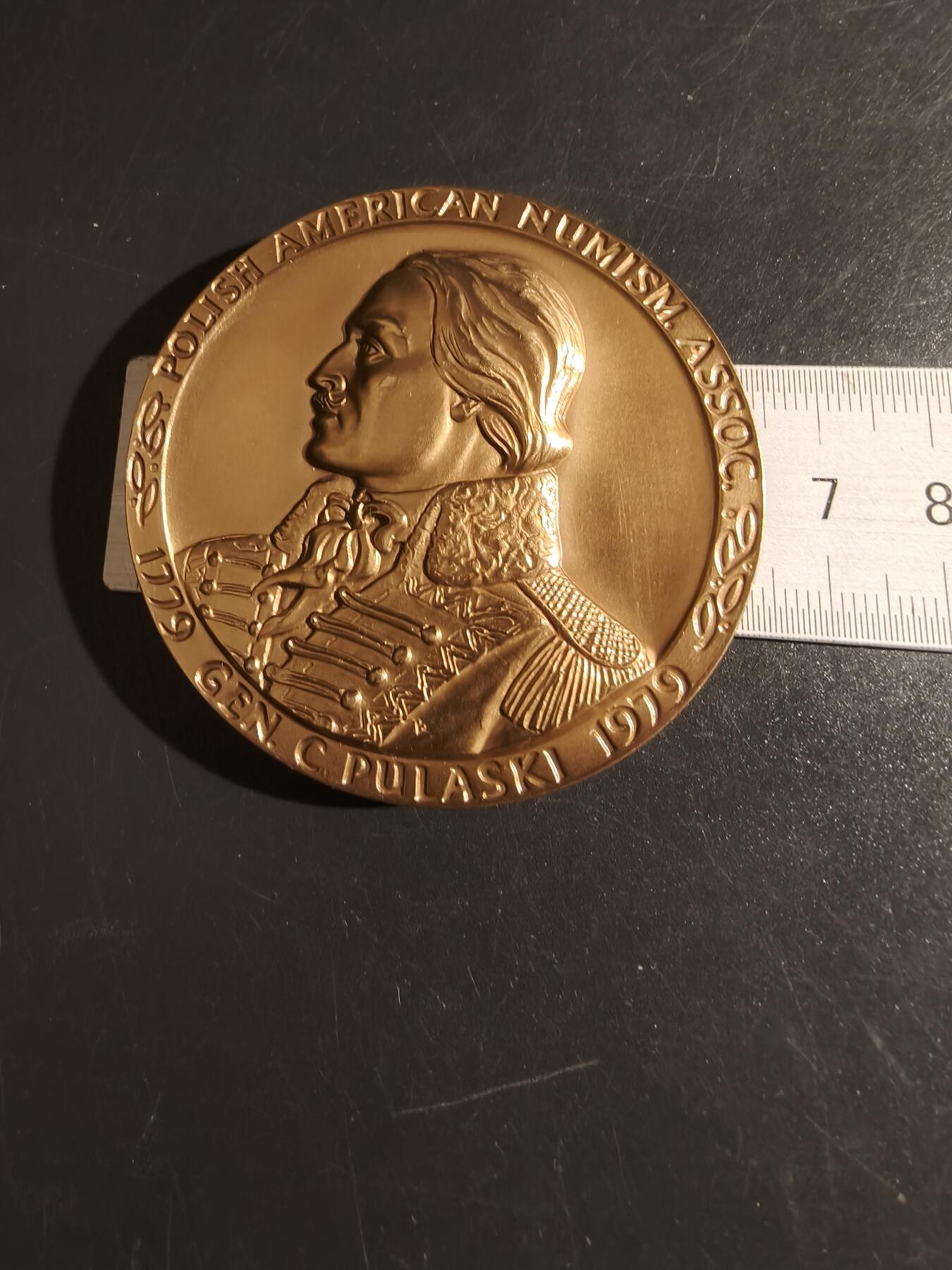老王徽章第151期 波兰卡齐米日·普瓦斯基将军大铜章    直径64mm.   重量140.6g.      卡齐米日·普瓦斯基（Casimir Pulaski）是波兰贵族、士兵和军事指挥官，在美国独立战争期间为美国殖民地服务。他因在美国独立战争中对美国军队的贡献而受到赞扬，并被称为“美国骑兵之父”。﻿﻿