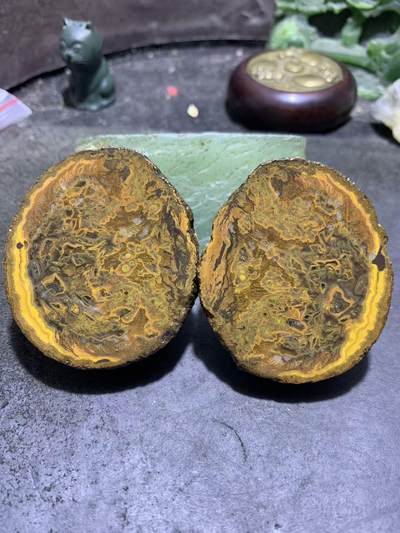 精美亚光原皮草花纹战国红玛瑙对切原石摆件一对， - 精美亚光原皮草花纹战国红玛瑙对切原石摆件一对，