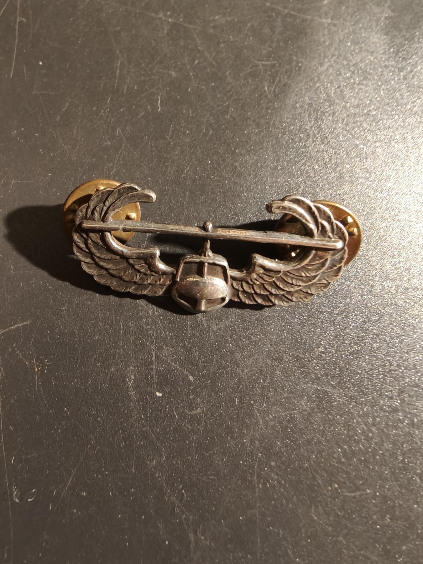 老王徽章第151期 美国陆军航空兵直升机作战空中突击证章      925银      全尺寸     该章1974年设立起初只授予101空降师官兵，经1978年修改条例成为陆军范围内佩戴
