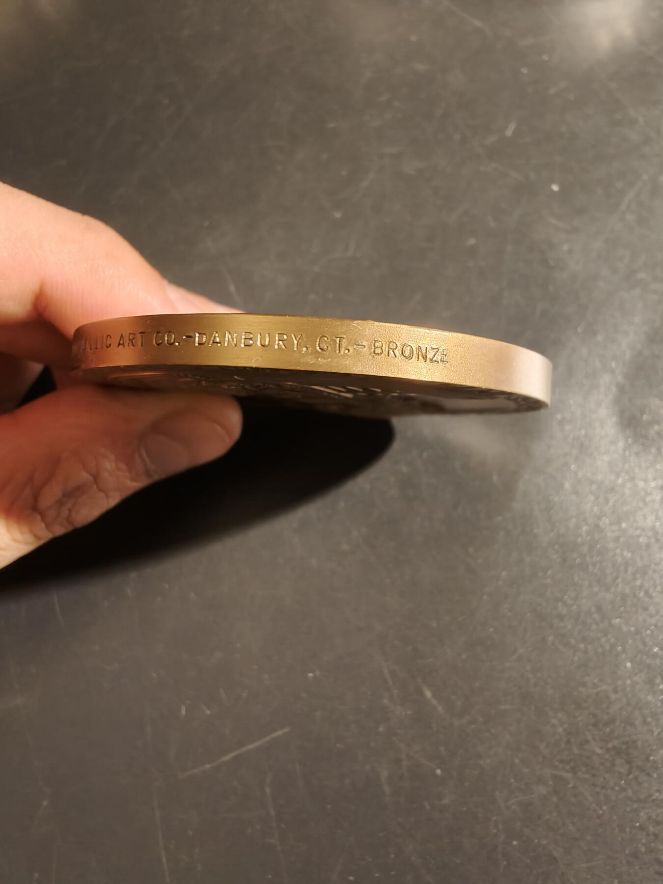 老王徽章第151期 波兰卡齐米日·普瓦斯基将军大铜章    直径64mm.   重量140.6g.      卡齐米日·普瓦斯基（Casimir Pulaski）是波兰贵族、士兵和军事指挥官，在美国独立战争期间为美国殖民地服务。他因在美国独立战争中对美国军队的贡献而受到赞扬，并被称为“美国骑兵之父”。﻿﻿