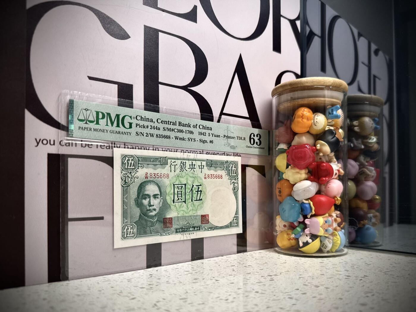 【乾奕收藏】出民国31年1942年中央银行德纳罗版小飞机伍圆，3568数四人四组合靓号，号码全程无47尾8热门品种，美国PMG63，民国纸币经过80年能保存如此品相实属难得，喜欢的老板不要错过，评级币一切以分数为准，售出非假不退