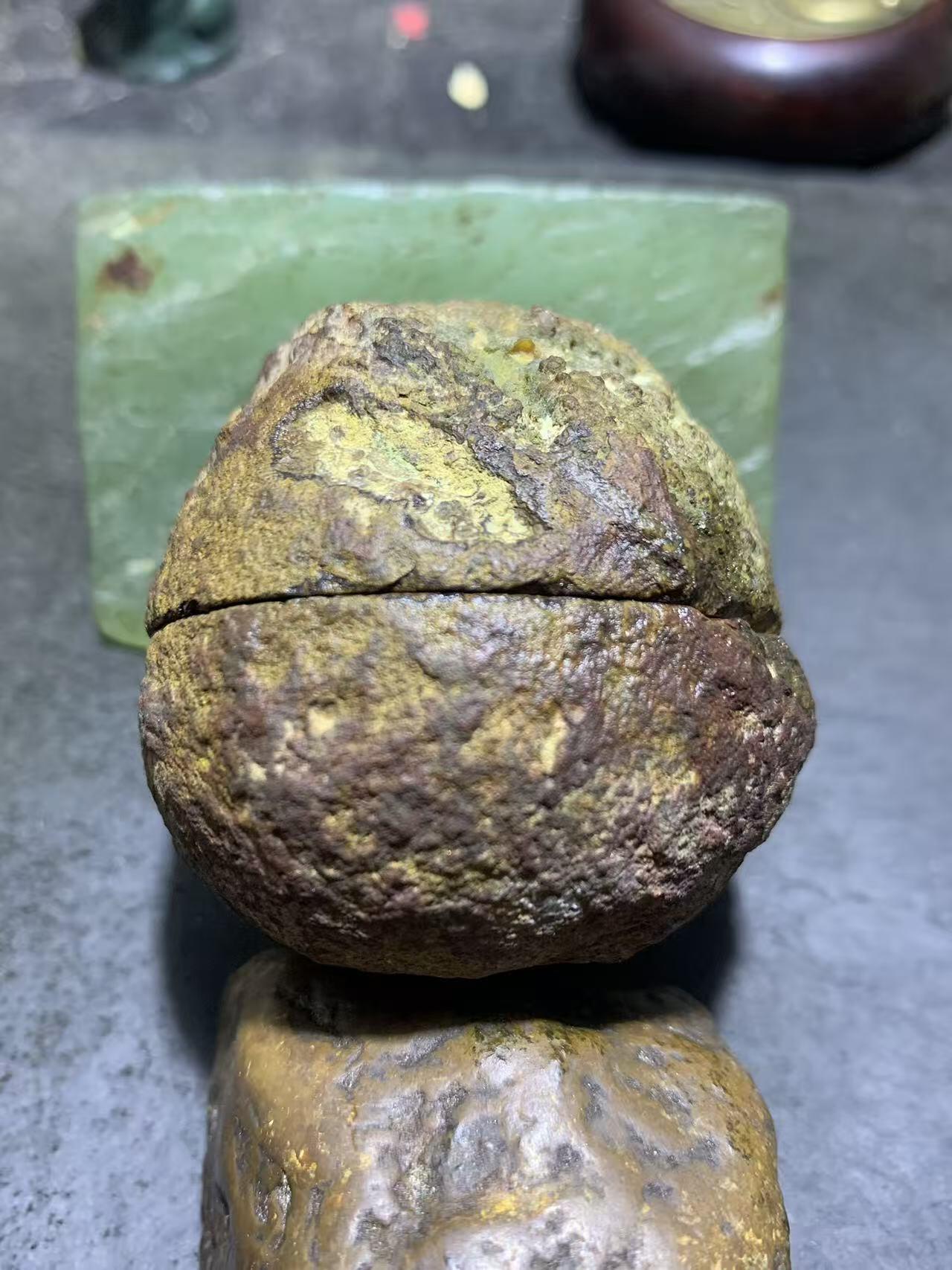 精美亚光原皮草花纹战国红玛瑙对切原石摆件一对，
