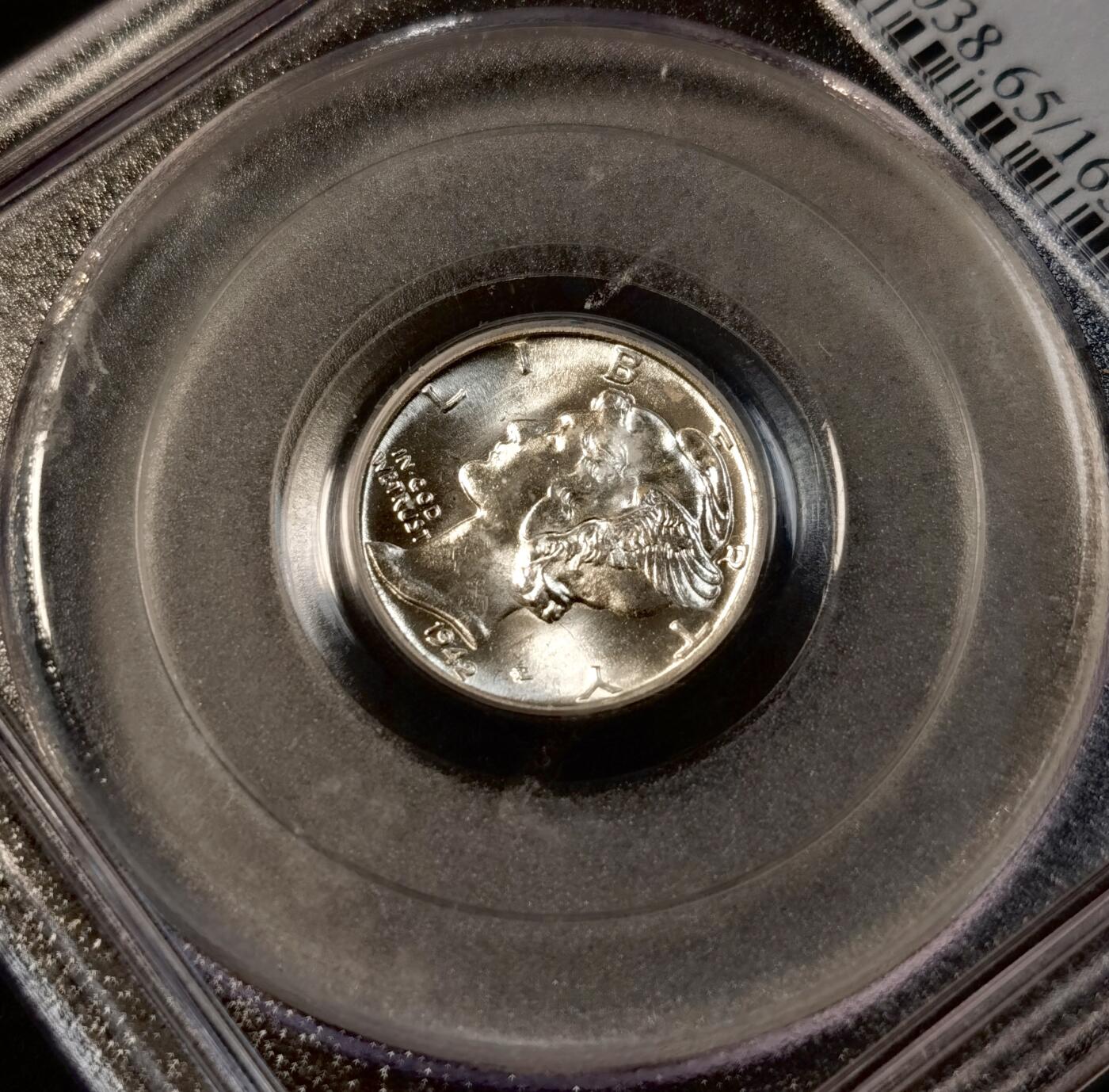 甄臻铺-世界币章拍卖（第35期），送拍享返佣金等优惠多多 PCGS-MS65 1942年美国小飞侠，老盒子高分难觅