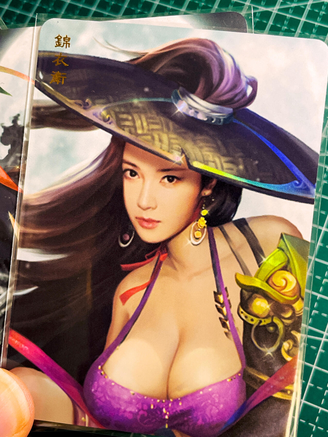 【关注参拍有赠卡】显眼宝33期  9.26日晚21:50结束 卡将卡牌 锦衣卫 单人散配  一套三张 彩闪 63*88 颜值很漂亮肥嘟嘟的