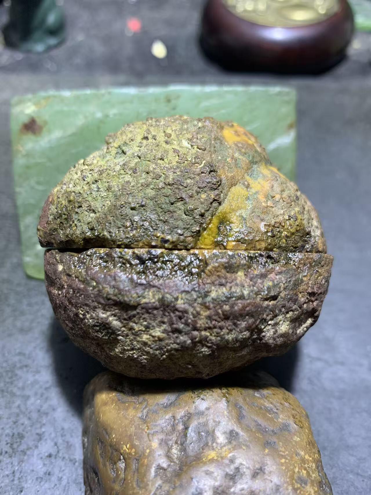 精美亚光原皮草花纹战国红玛瑙对切原石摆件一对，