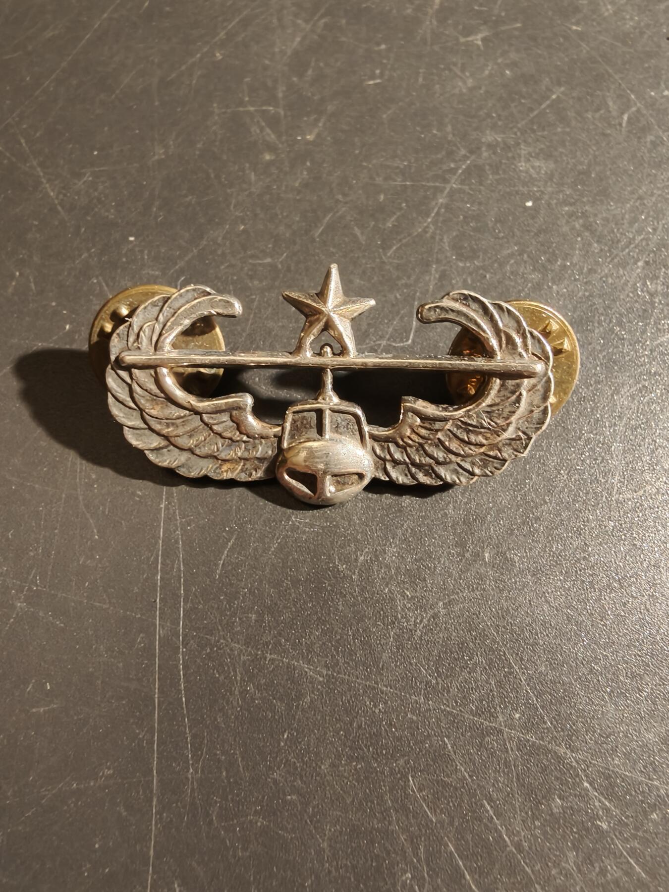 老王徽章第151期 美国陆军航空兵直升机作战空中突击证章   一星勋饰   925银      全尺寸     该章1974年设立起初只授予101空降师官兵，经1978年修改条例成为陆军范围内佩