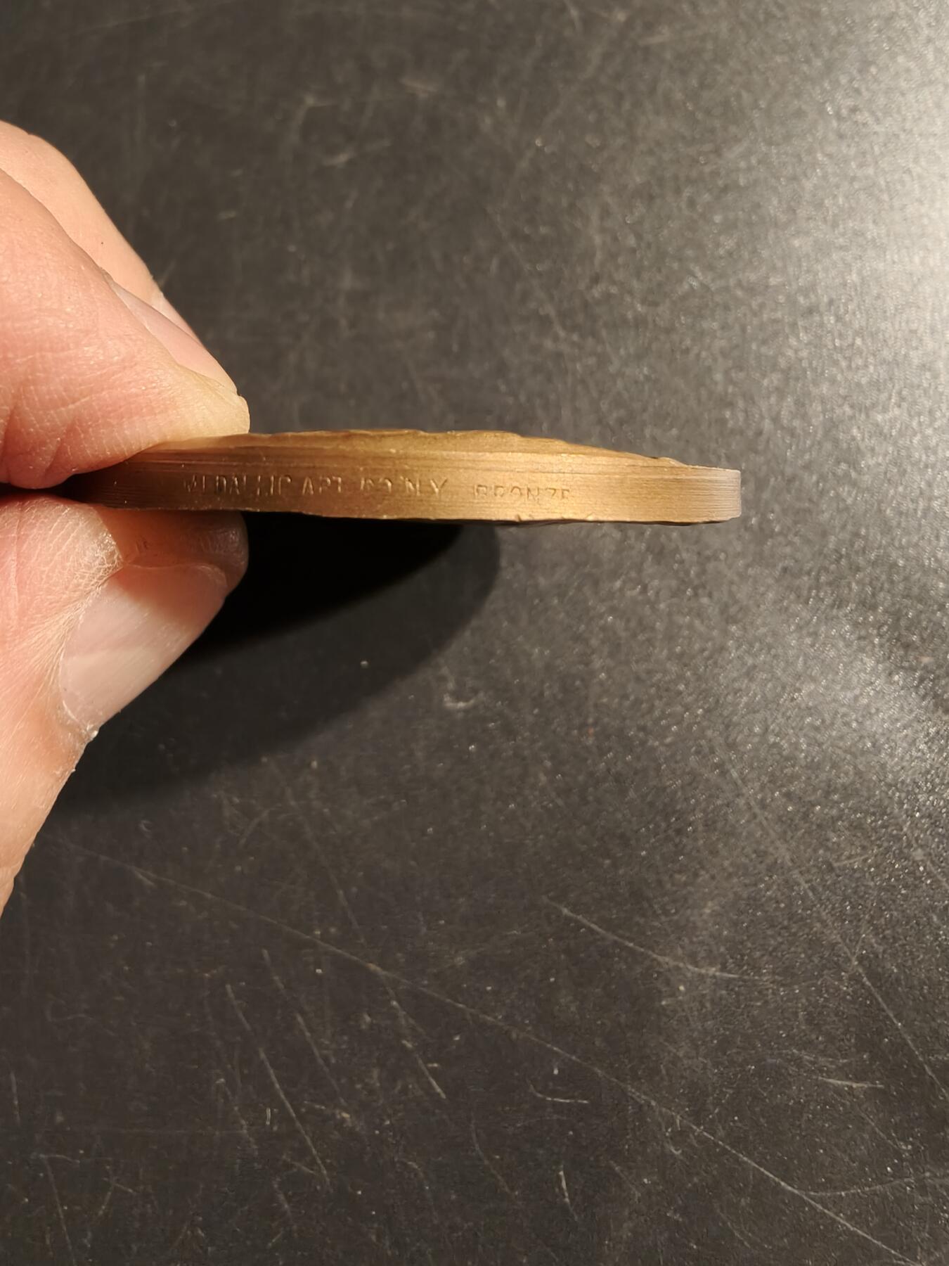 老王徽章第151期 美国纽约大学名人堂大铜章 直径43mm. 重量43.8g.      史蒂芬·柯林斯·福斯特（1826-1864）是美国著名的作曲家和歌曲作家，被誉为“美国音乐之父”之一