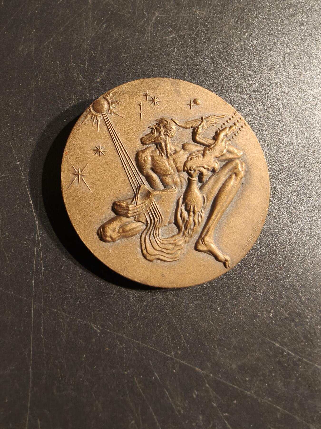老王徽章第151期 美国纽约大学名人堂大铜章 直径43mm. 重量46.3g.     吉布斯是耶鲁大学的数学物理学教授，尽管他并非主要从事化学研究，但他的工作对化学科学的发展做出了巨大贡献。﻿