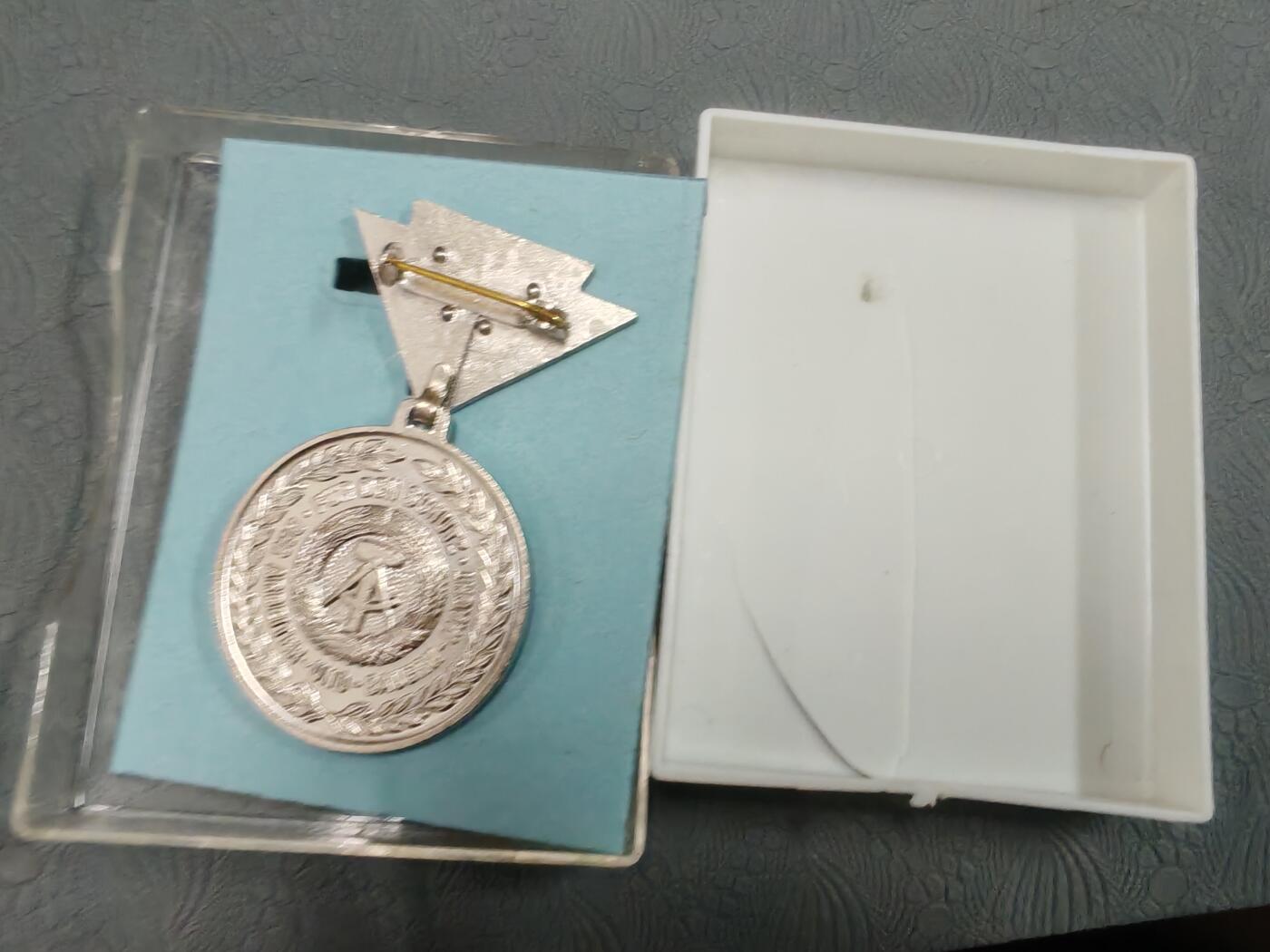 韵星假日拍卖第二十五期 -- Rimey Holidays Auction 25 民主德国NVA银级预备役优秀服务奖章 带原盒