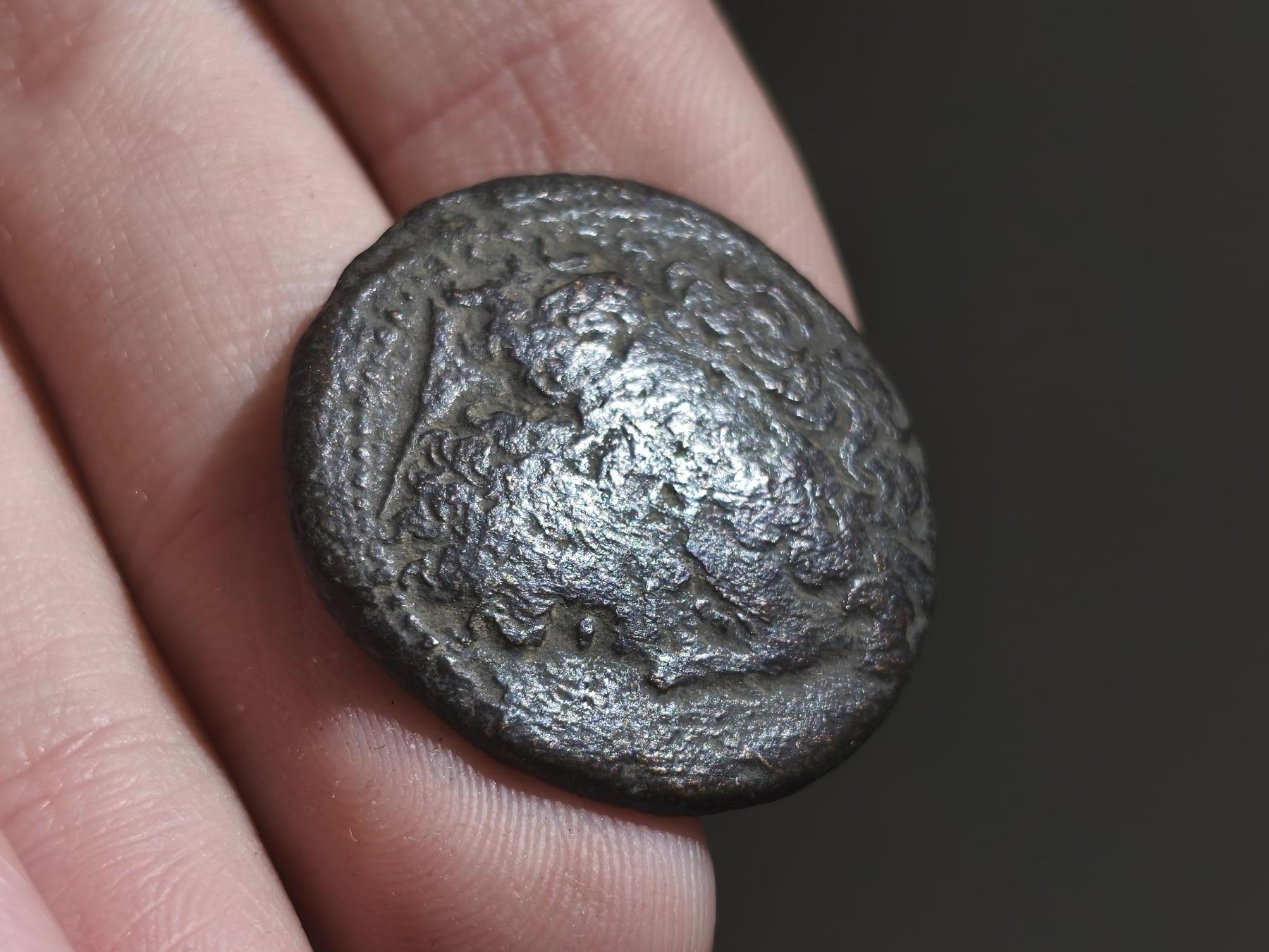 星盘世界钱币九月二十七日古典币精品专场 古埃及托勒密王朝 开国君主托勒密一世（ 公元前 305-282 年在位，亚历山大大帝部将） 应该是一奥波大青铜币 12.9g 正面为托勒密埃及的宙斯头像。背面为托勒密王朝的国徽，站在雷霆之上的展翅神鹰。有希腊语铭文：“ΠΤΟΛΕΜΑΙΟΥ ΒΑΣΙΛΕΩΣ”，译为 “国王托勒密的”。非常大的一枚