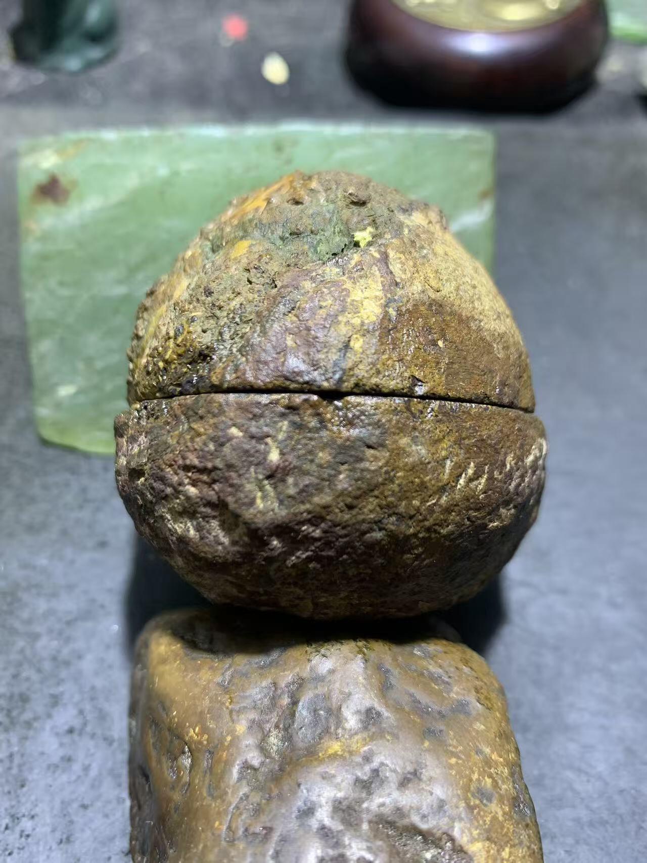 精美亚光原皮草花纹战国红玛瑙对切原石摆件一对，