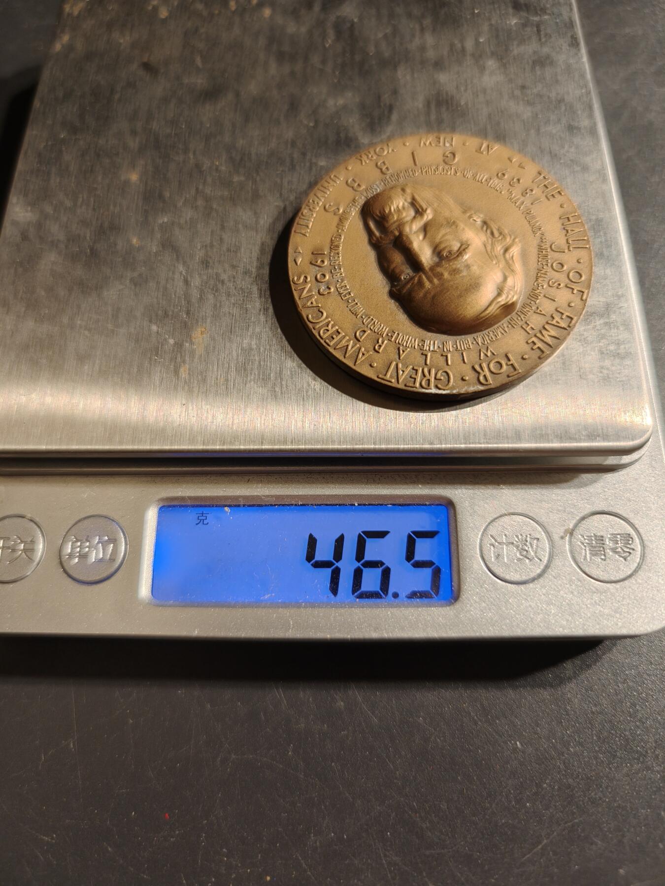 老王徽章第151期 美国纽约大学名人堂大铜章 直径43mm. 重量46.3g.     吉布斯是耶鲁大学的数学物理学教授，尽管他并非主要从事化学研究，但他的工作对化学科学的发展做出了巨大贡献。﻿