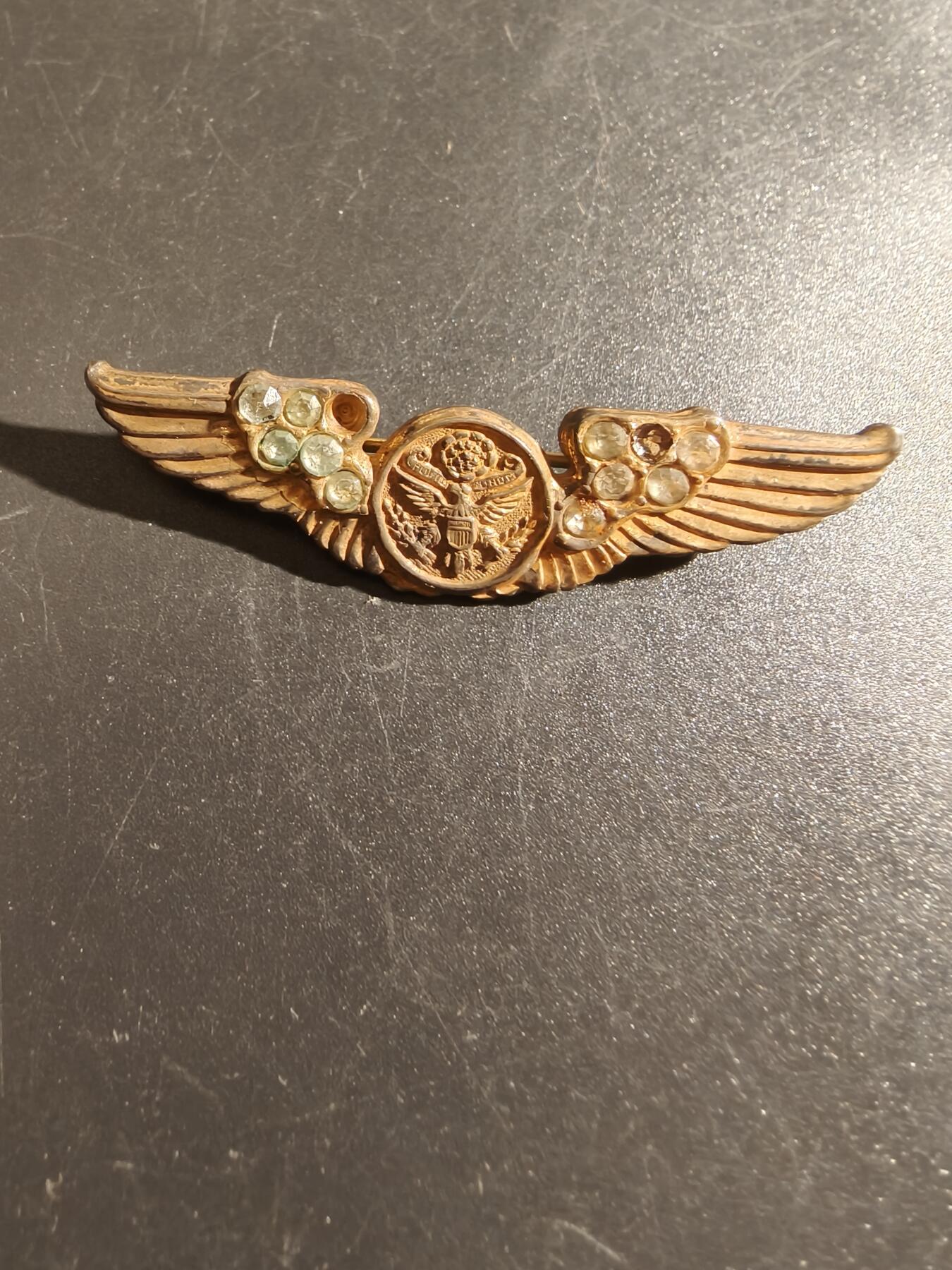 老王徽章第151期 美国二战陆军航空兵空勤人员技能章    925银镀金镶嵌水钻     二战时期横针版     2英寸     珠宝商高级定制版  