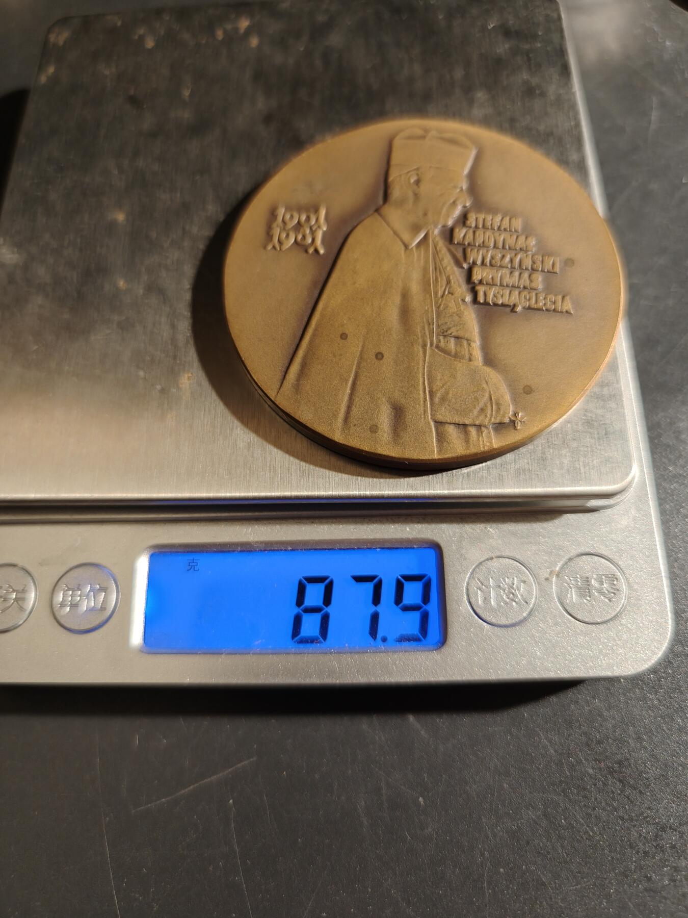 老王徽章第151期 波兰红衣主教斯特凡·维申斯基大铜章    直径59mm.   重量87.9g   斯特凡·维申斯基（Stefan Wyszyński），被誉为“千年主教（Prymas Tysiąclecia）”，是波兰天主教会的重要人物。﻿ 