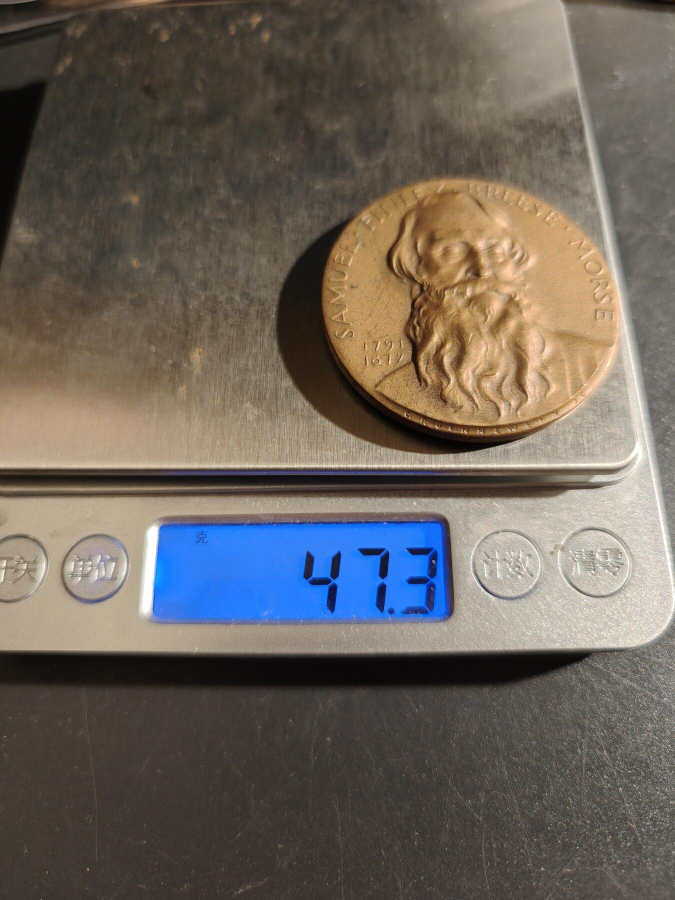 老王徽章第151期 美国纽约大学名人堂大铜章 直径43mm. 重量47.3g.       塞缪尔·摩尔斯是一位美国发明家和画家，最著名的成就是发明了电报和摩尔斯电码。