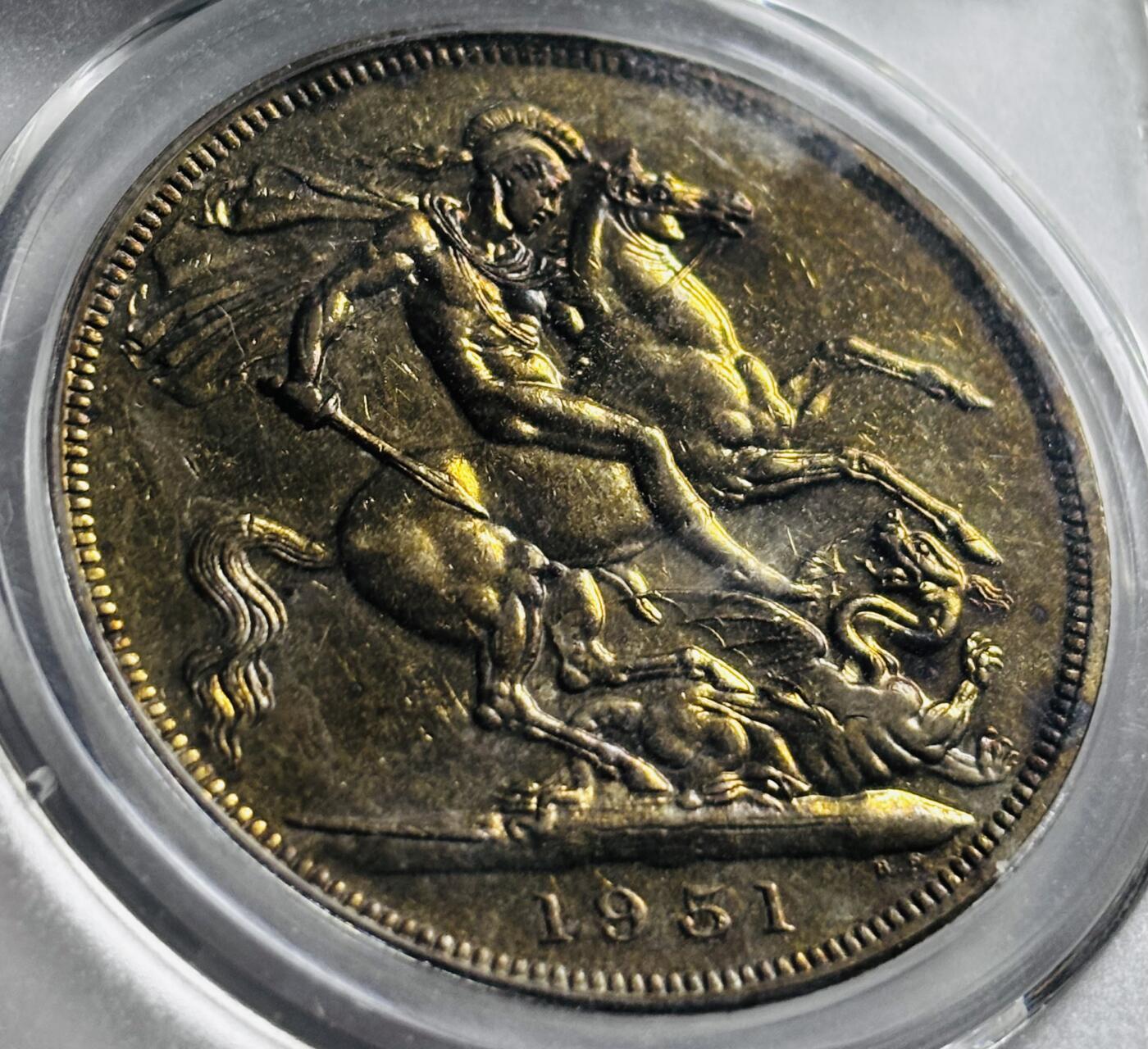 文馨钱币收藏第 273 场， 长期接收代拍品 少见彩金色 1951 年英国乔治六世马剑 1 克朗纪念币，英国最后的马剑，公博评级 MS61 分，双面彩金，光度夺目