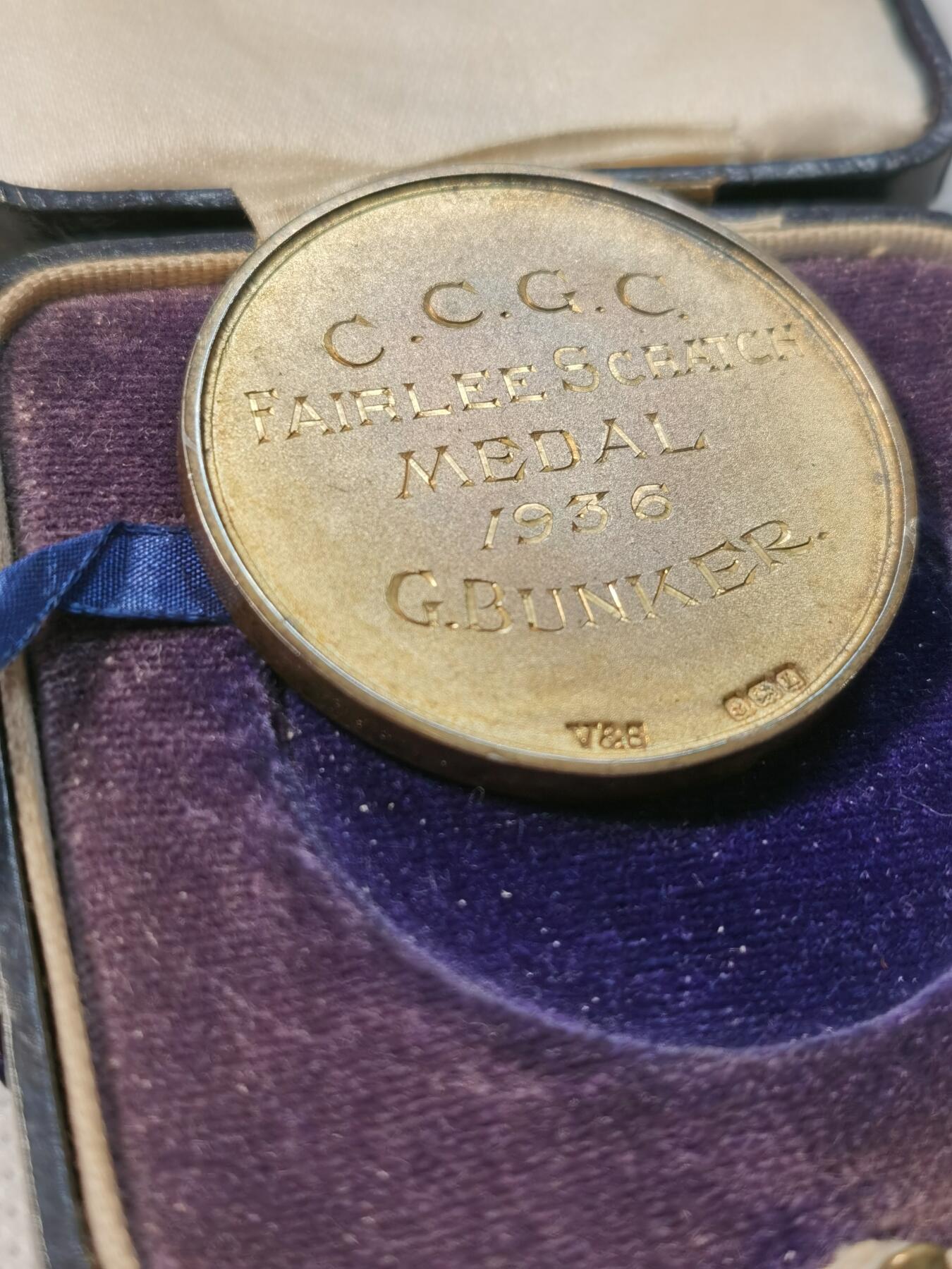 甄臻铺-世界币章拍卖（第35期），送拍享返佣金等优惠多多 1936年C.C.G.C高尔夫俱乐部颁发的Fairlee Scratch镀金银章 金牌，直径约44.6毫米，重40.2克。正面是高尔夫球手挥杆场景，背面刻有
