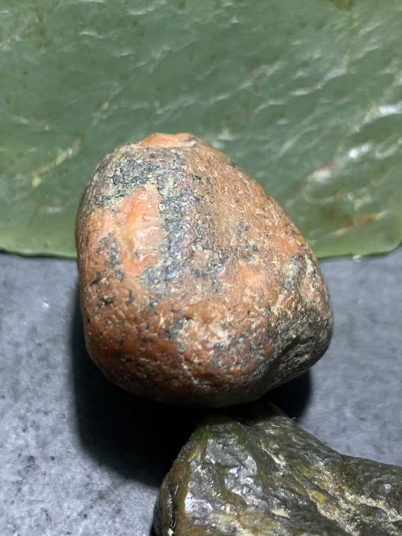 精美黑红皮红冻开窗料南红玛瑙原石一颗，