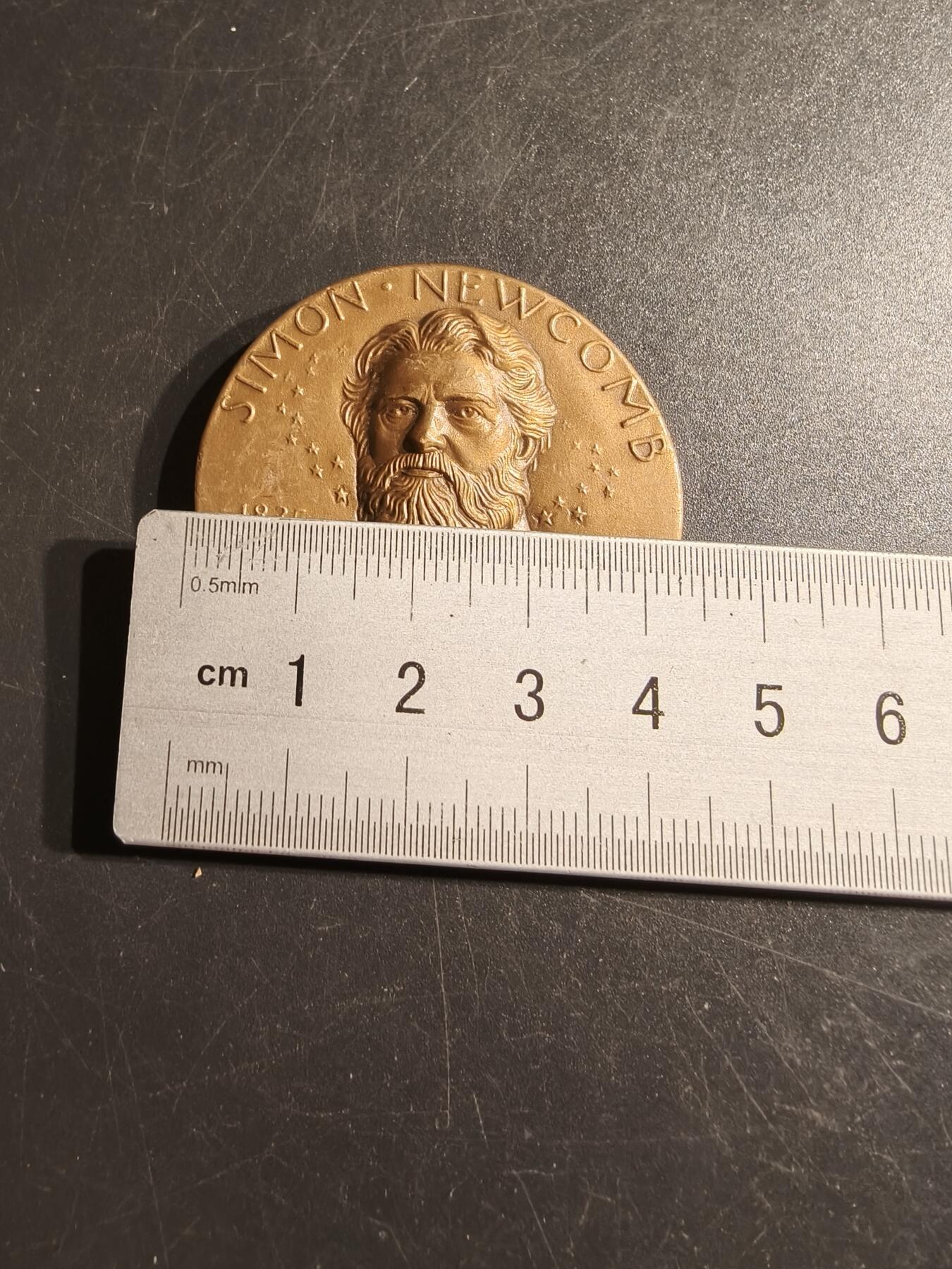 老王徽章第151期 美国纽约大学名人堂大铜章 直径43mm. 重量56.3g.       西蒙·纽康是一位著名的美国-加拿大天文学家、数学家和经济学家