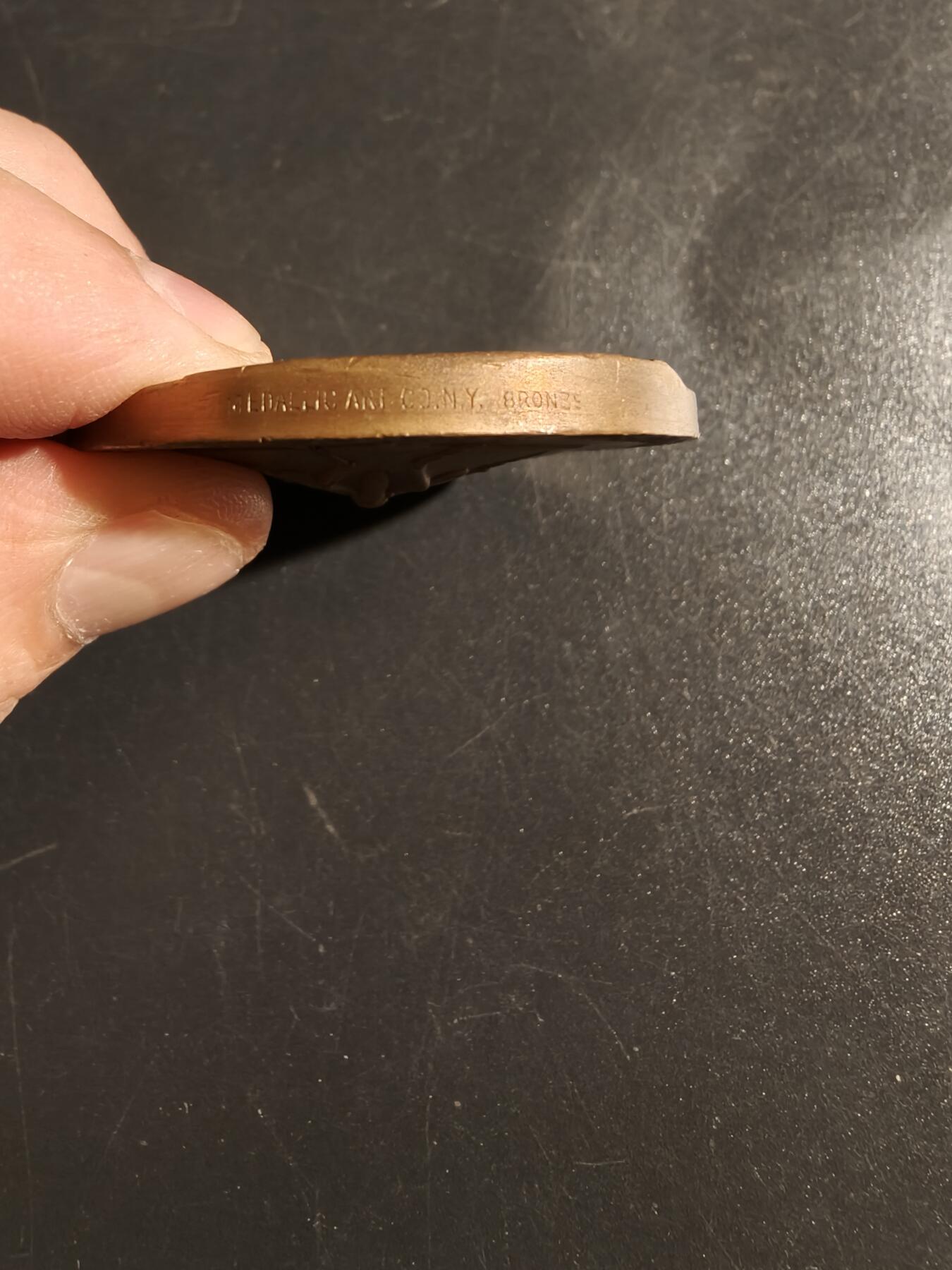 老王徽章第151期 美国纽约大学名人堂大铜章     直径43mm.   重量56.3g.    沃尔特·里德（Walter Reed）：美国陆军军医，以其在黄热病研究方面的杰出贡献而闻名。他领导的黄热病委员会在哈瓦那发现了蚊子是黄热病的传播媒介。﻿