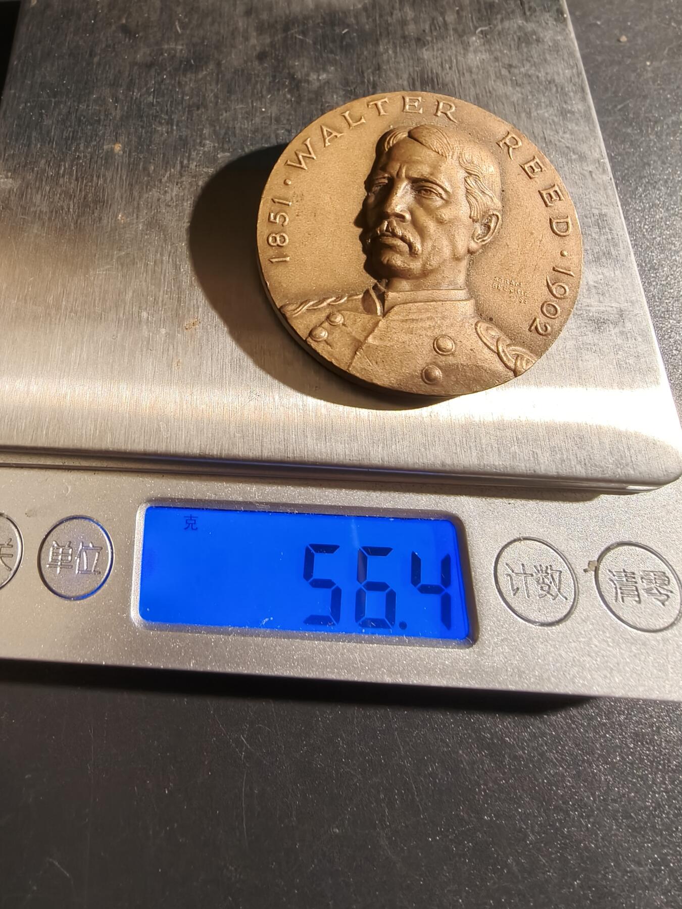 老王徽章第151期 美国纽约大学名人堂大铜章     直径43mm.   重量56.3g.    沃尔特·里德（Walter Reed）：美国陆军军医，以其在黄热病研究方面的杰出贡献而闻名。他领导的黄热病委员会在哈瓦那发现了蚊子是黄热病的传播媒介。﻿