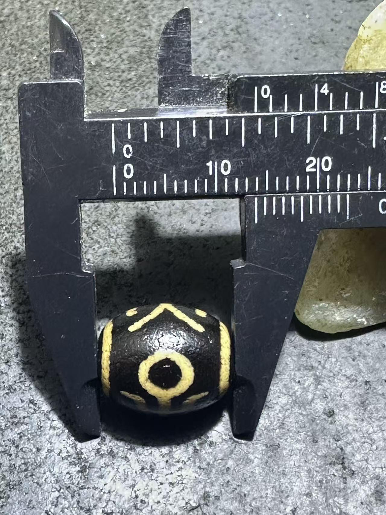 仅此一颗，精品藏传牙黄贵人玛瑙天珠一颗，