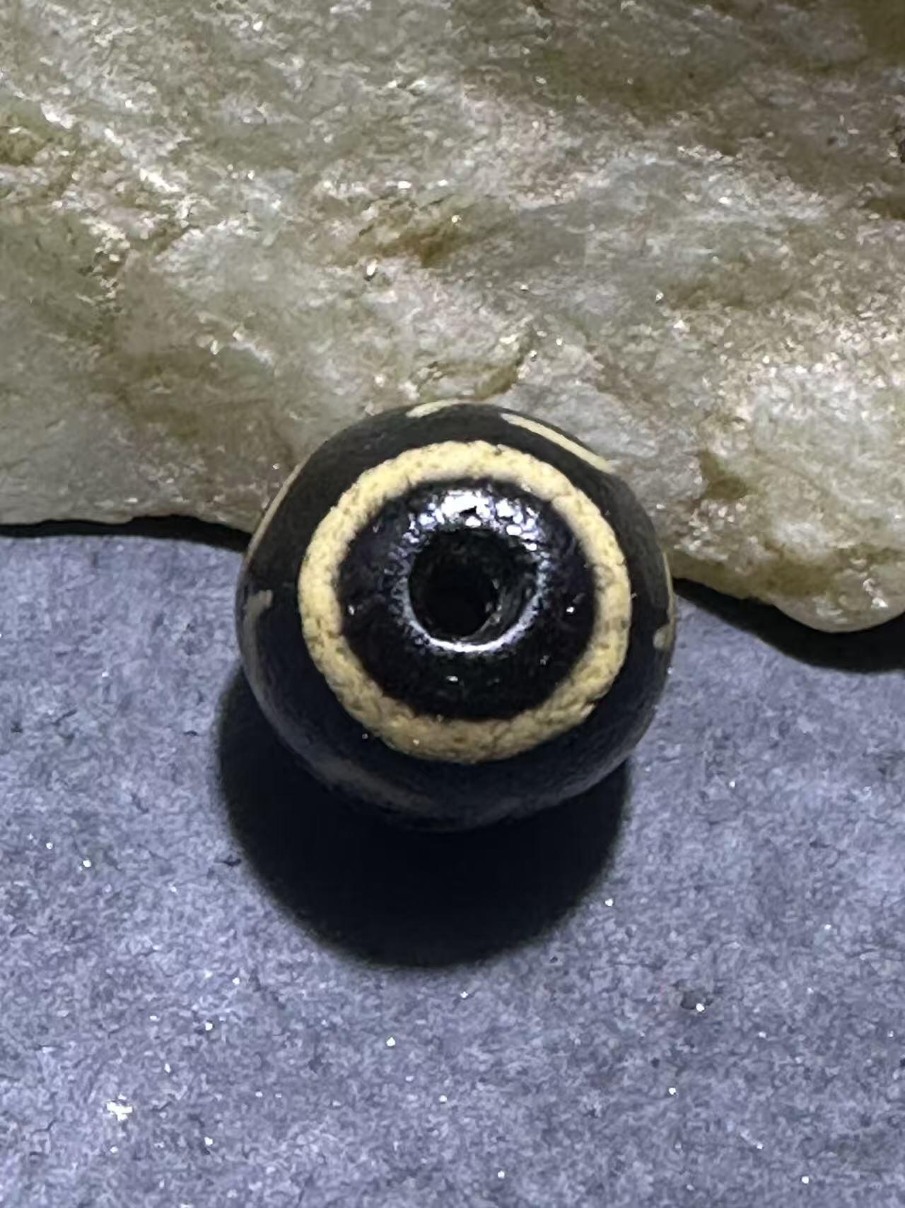 仅此一颗，精品藏传牙黄贵人玛瑙天珠一颗，