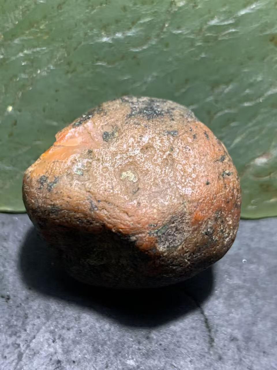 精美黑红皮红冻开窗料南红玛瑙原石一颗，