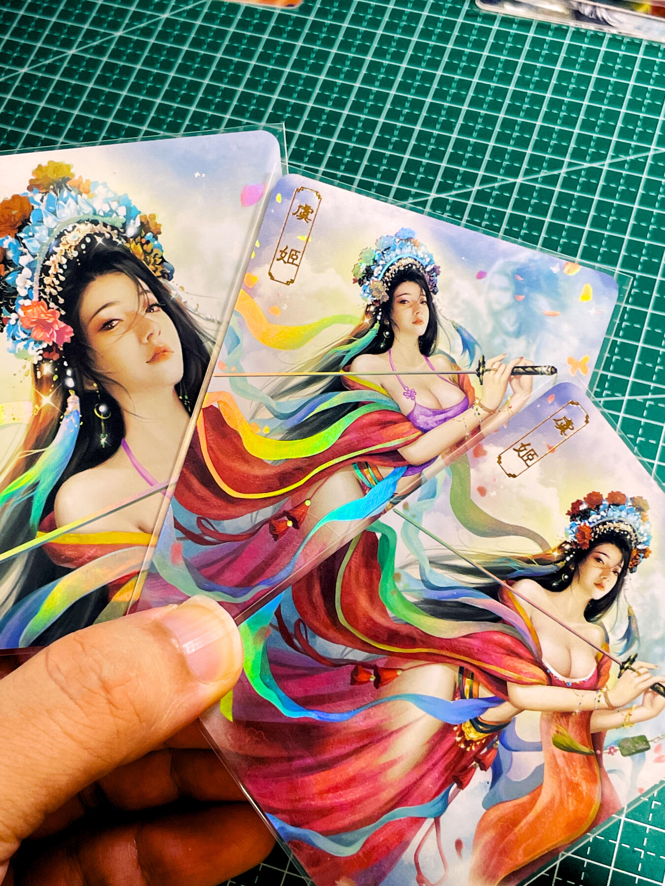 【关注参拍有赠卡】显眼宝33期  9.26日晚21:50结束 卡将卡牌 欲女传  虞姬 京剧风格超高颜值 一套三张 彩闪 63*88 