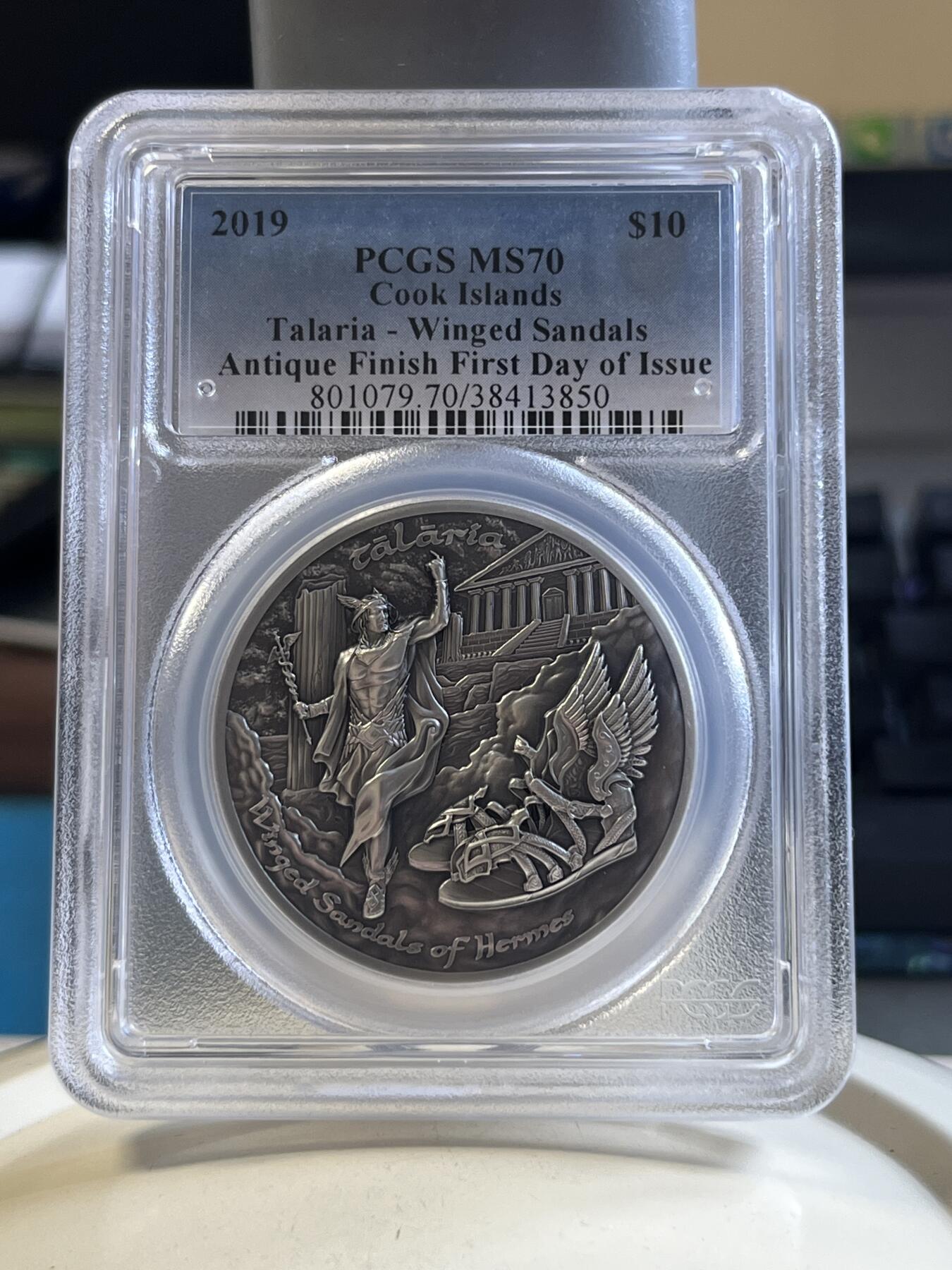 第176期拍卖【长期征集拍品】【欢度国庆中秋双节】 首日PCGS-MS70 北欧神话-赫尔墨斯之靴（超高浮雕）仿古纪念银币（梦想中带翅膀的靴子！凡人都想获得日行千里的超能力。2盎司加厚克重，999银，38.61MM，CIT设计出品限量999枚，盒证齐全）评级盒有个角破
