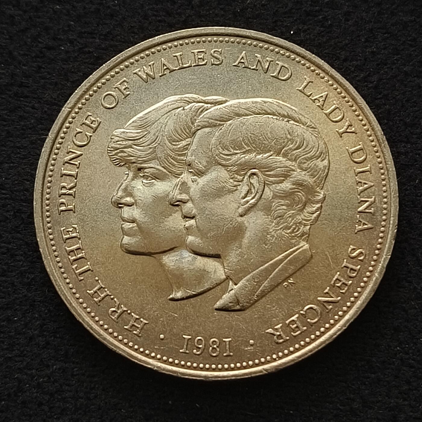 【全场包邮】纯粹捡漏拍462场 英国1981年1克朗查尔斯戴安娜世纪婚礼克朗型纪念币