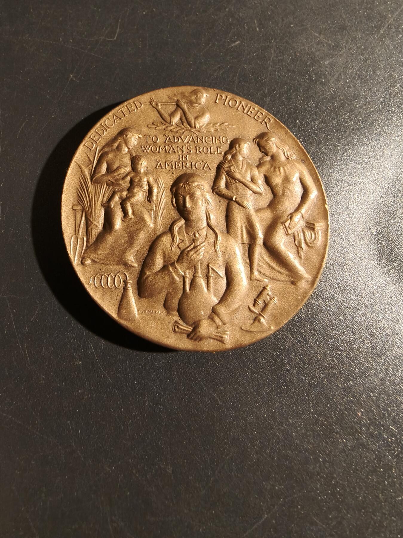 老王徽章第151期 美国纽约大学名人堂大铜章 直径43mm. 重量56.3g.     爱丽丝·弗里曼·帕尔默（1855-1902）是美国著名的教育家，曾任威尔斯利学院（Wellesley College）院长，也是美国大学妇女协会（American Association of University Women）的创始人之一。